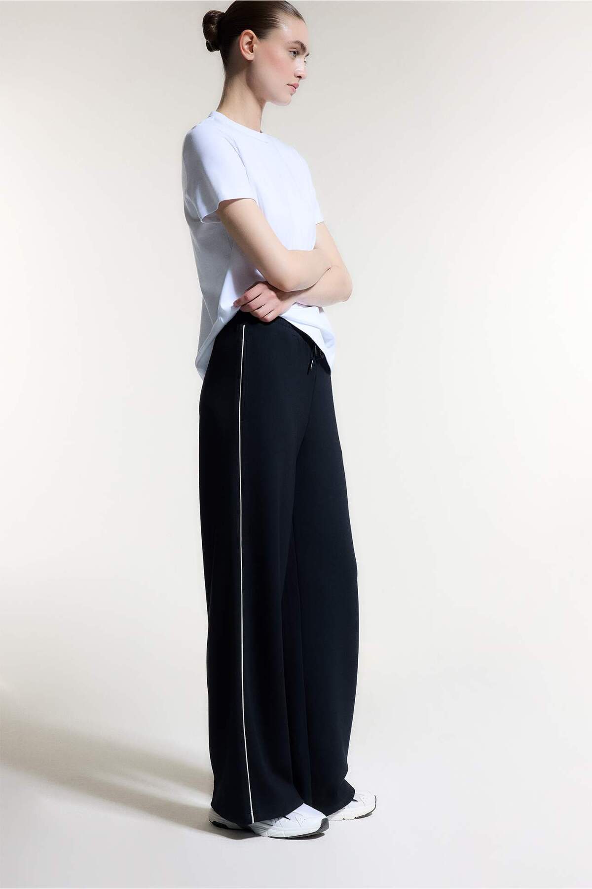 DeFacto Ultra Yumuşak Wide Leg Geniş Paça Standart Boy Modal Sporcu Pantolon D7128AX25SP görsel 2
