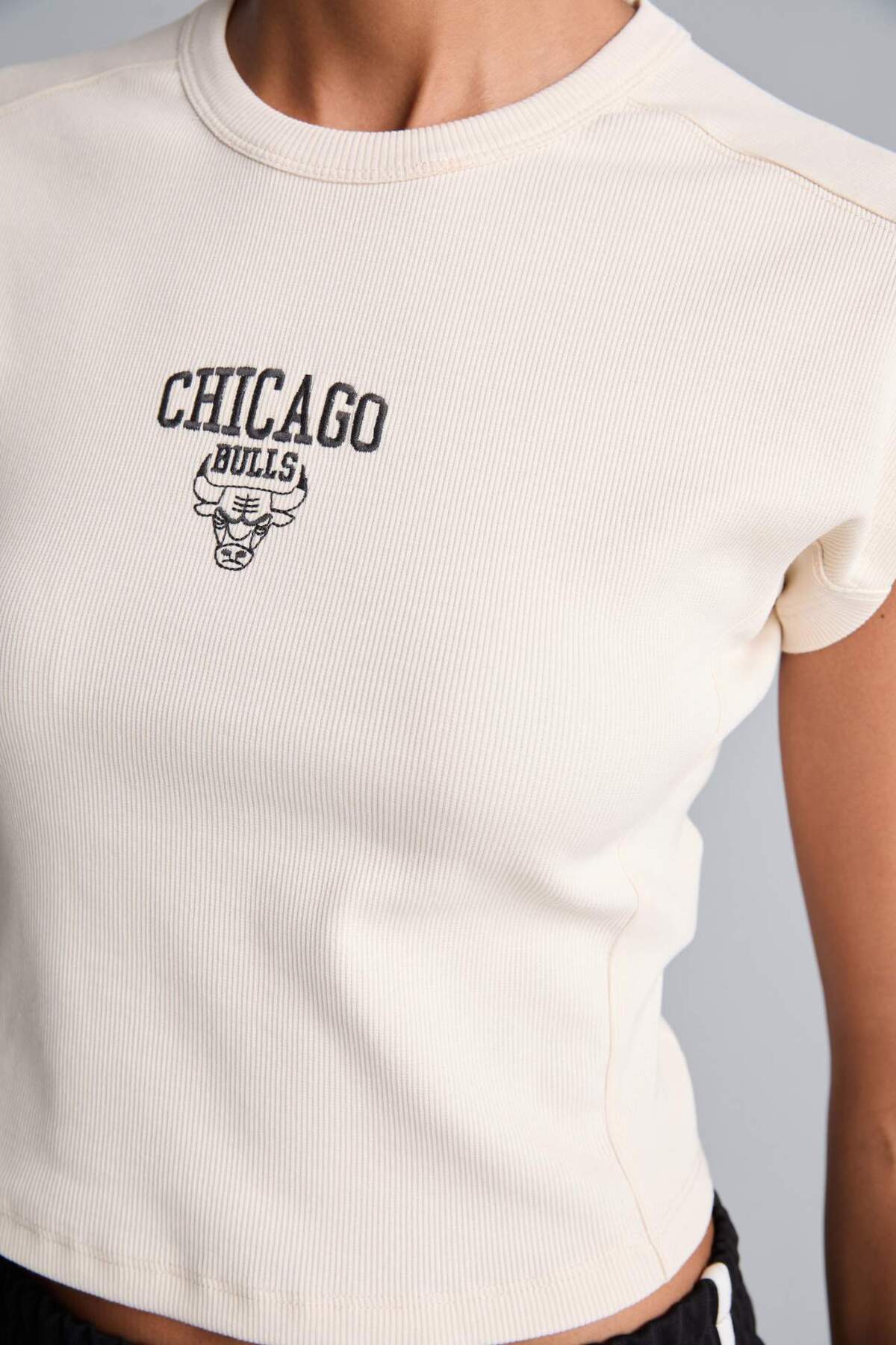 DeFacto NBA Chıcago Bulls Standart Fıt Bisiklet Yaka Nakış Baskı Fitilli Kaşkorse Kısa Kollu Tişört E3829AX2 görsel 4