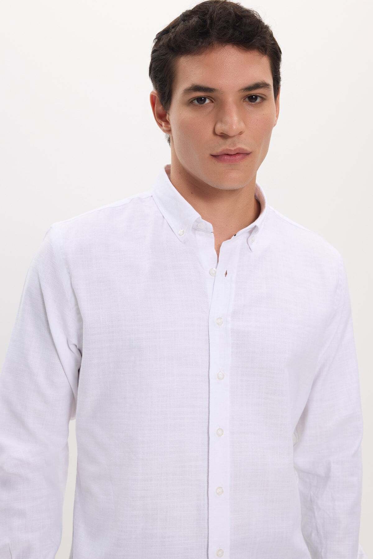 Erkek Slim Fit Dar Kesim %100 Pamuk Keten Doku Düğmeli Yaka Beyaz Gömlek — سفید DR230024-100 — تصویر 5 از 9