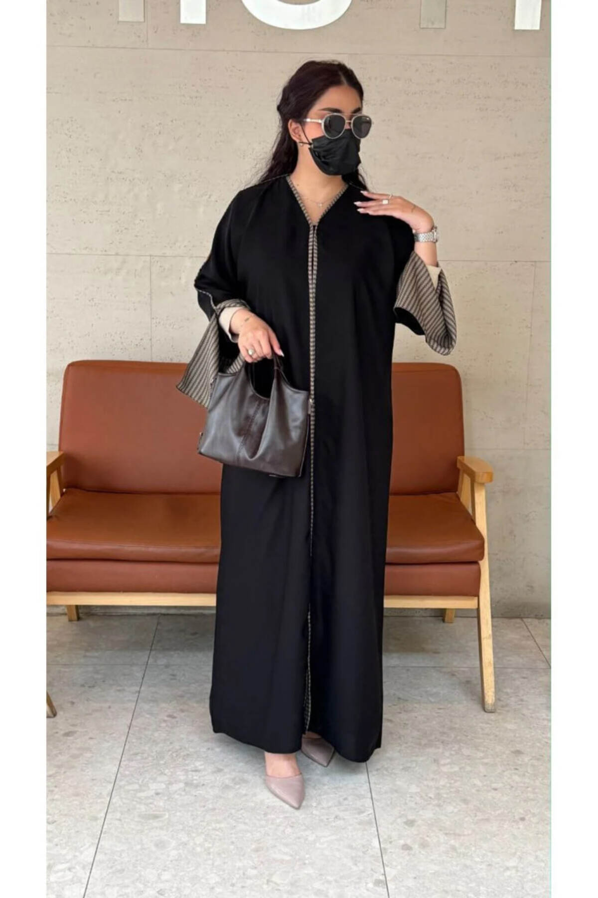 عبايه لافي عباية سوداء راقية تتميز بتفاصيل القيطان...
