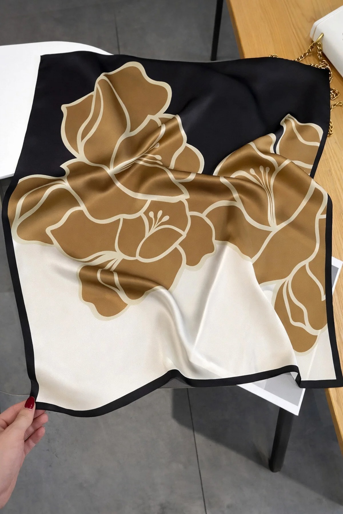 Mavero Kadın Siyah Gold Çiçek Desenli Rayon Fular 50x50 cm İpeksi Yumuşak Saç Çanta Aksesuarı görsel 2