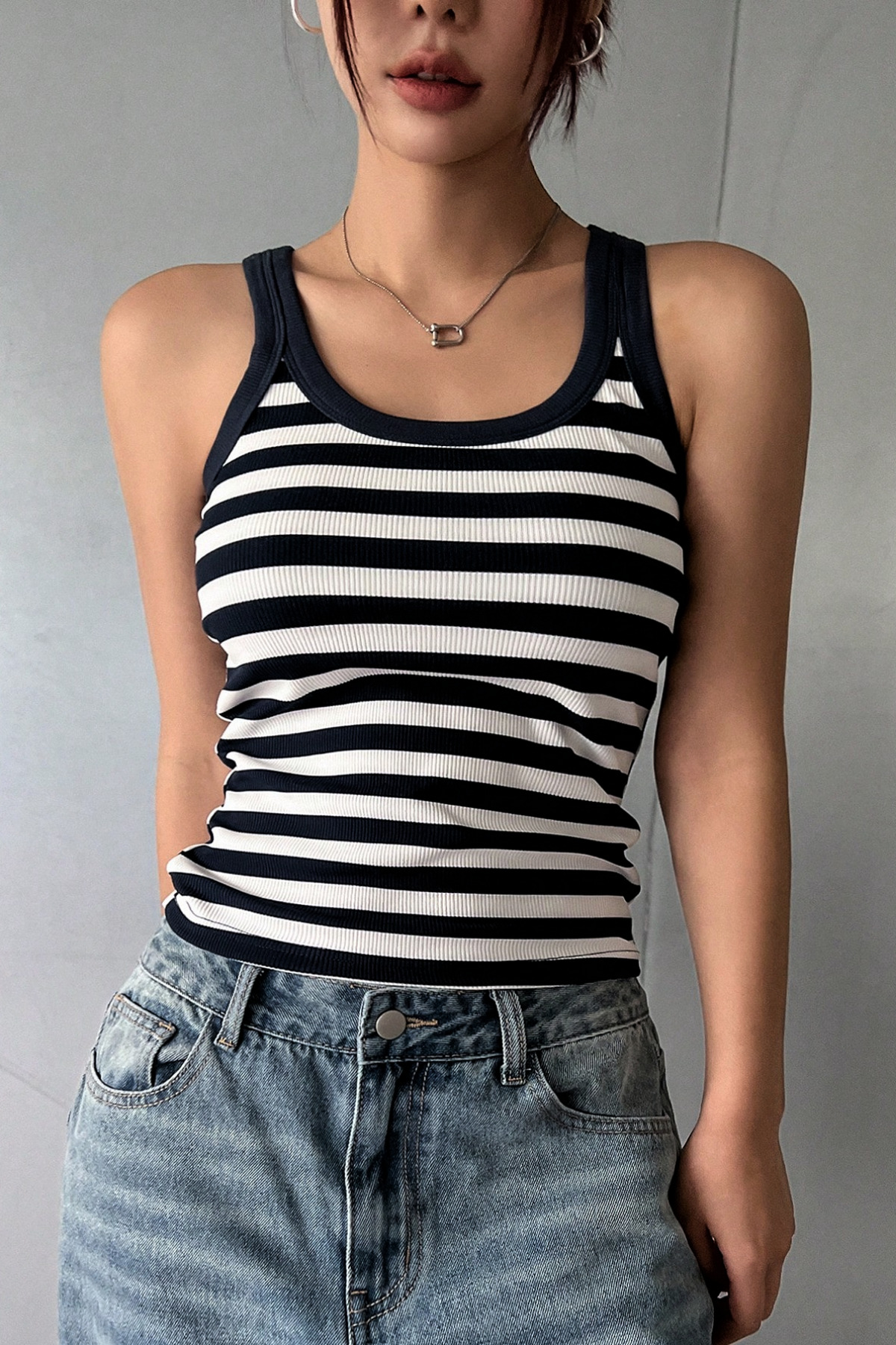 ROSAMİNA  Kadın Siyah Beyaz Kaşkorse Kumaş Geniş Askılı Crop Bluz - Görsel 6