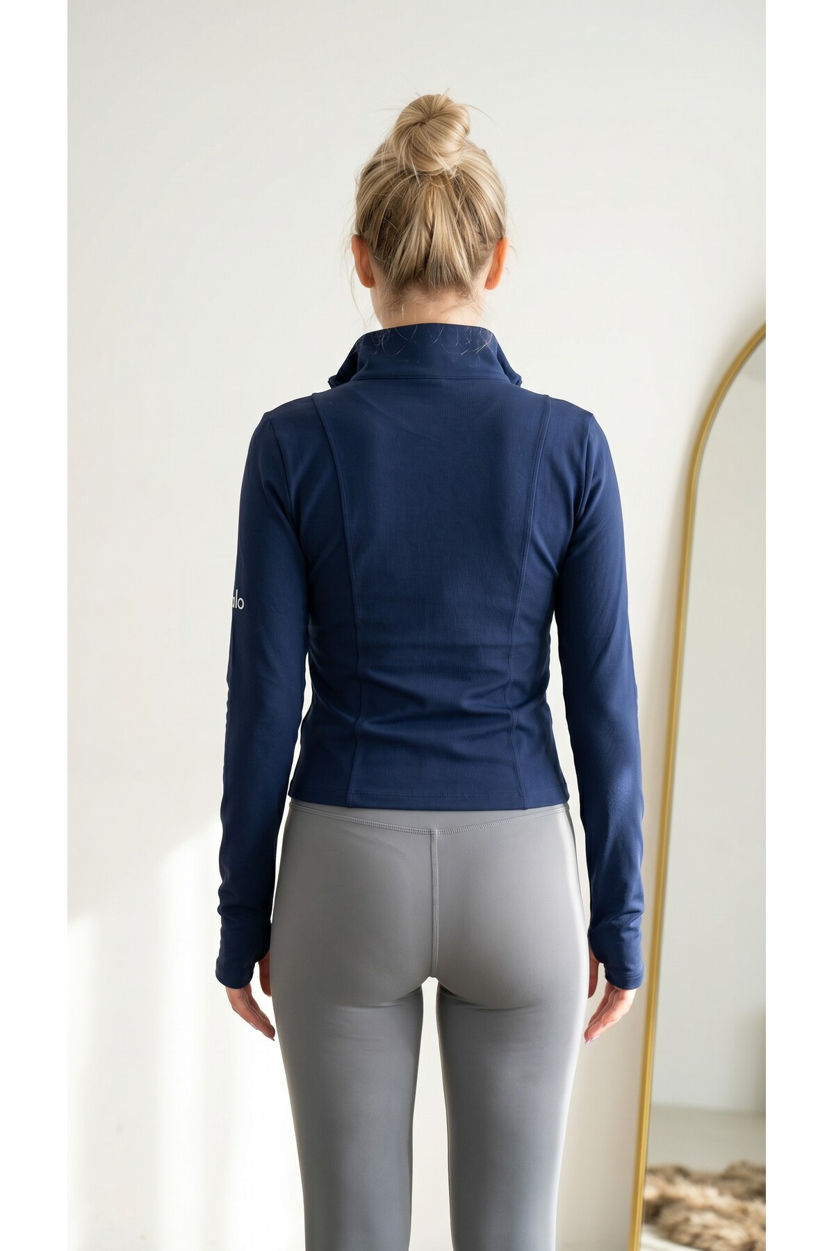 RİVARAPREMIUM Kadın Lacivert Dik Yaka Fermuarlı Slim Fit Aktif Spor Ceketi - Parmak Geçirmeli (Mom Parmak Koşu ve Fitness Üstü görsel 4