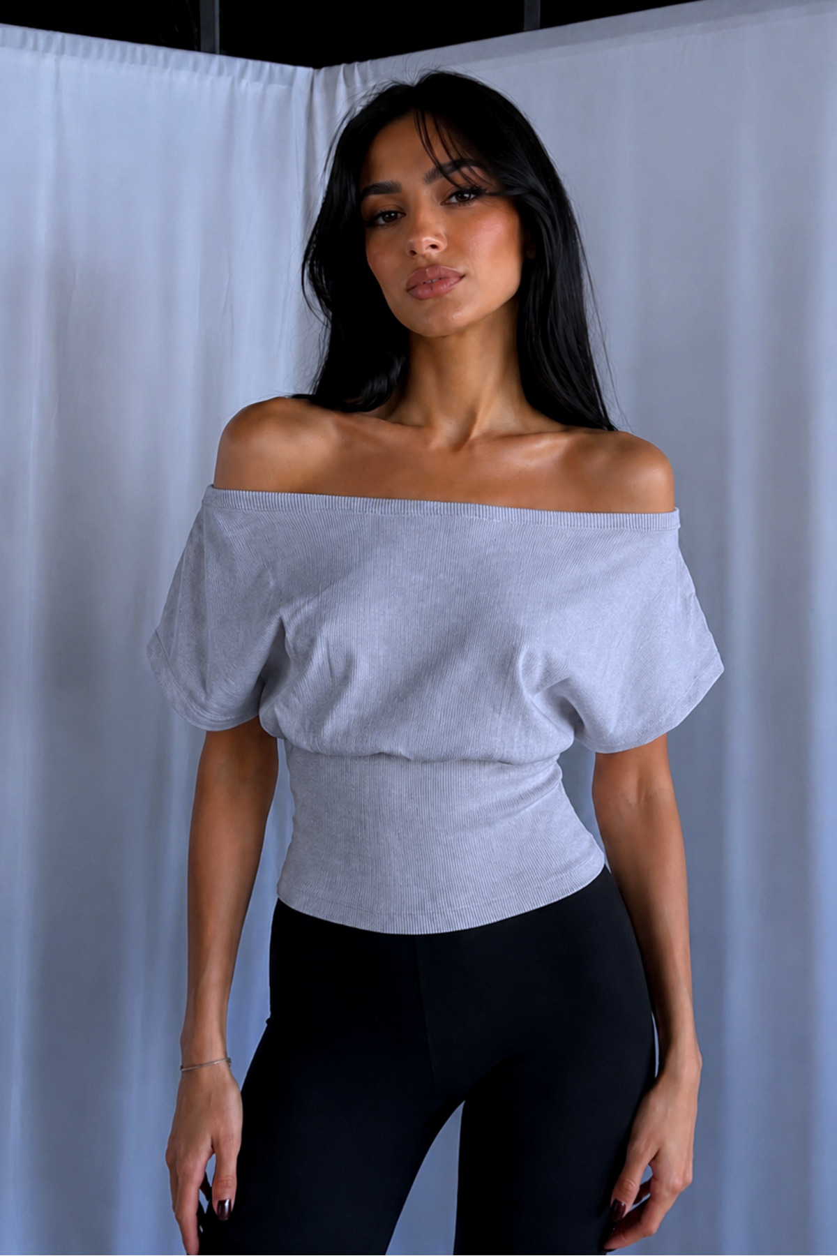 World Fashion Trends %100 PAMUK BELE OTURAN OMZU AÇIK FİTİLLİ ESNEK CROP TOP BLUZ görsel 2