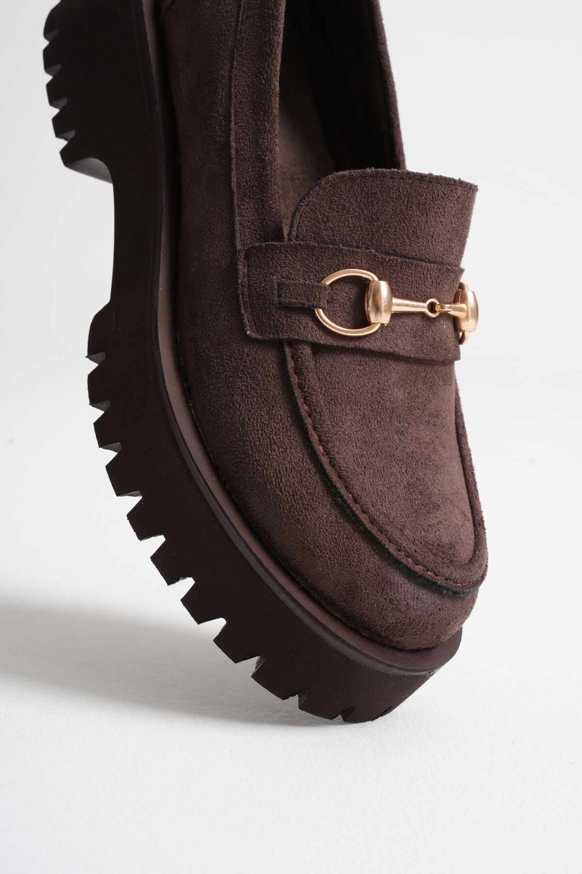 Cool Feet Kadın Acı Kahve Süet 4cm Kalın Topuklu Toka Detaylı Loafer Ayakkabı görsel 3