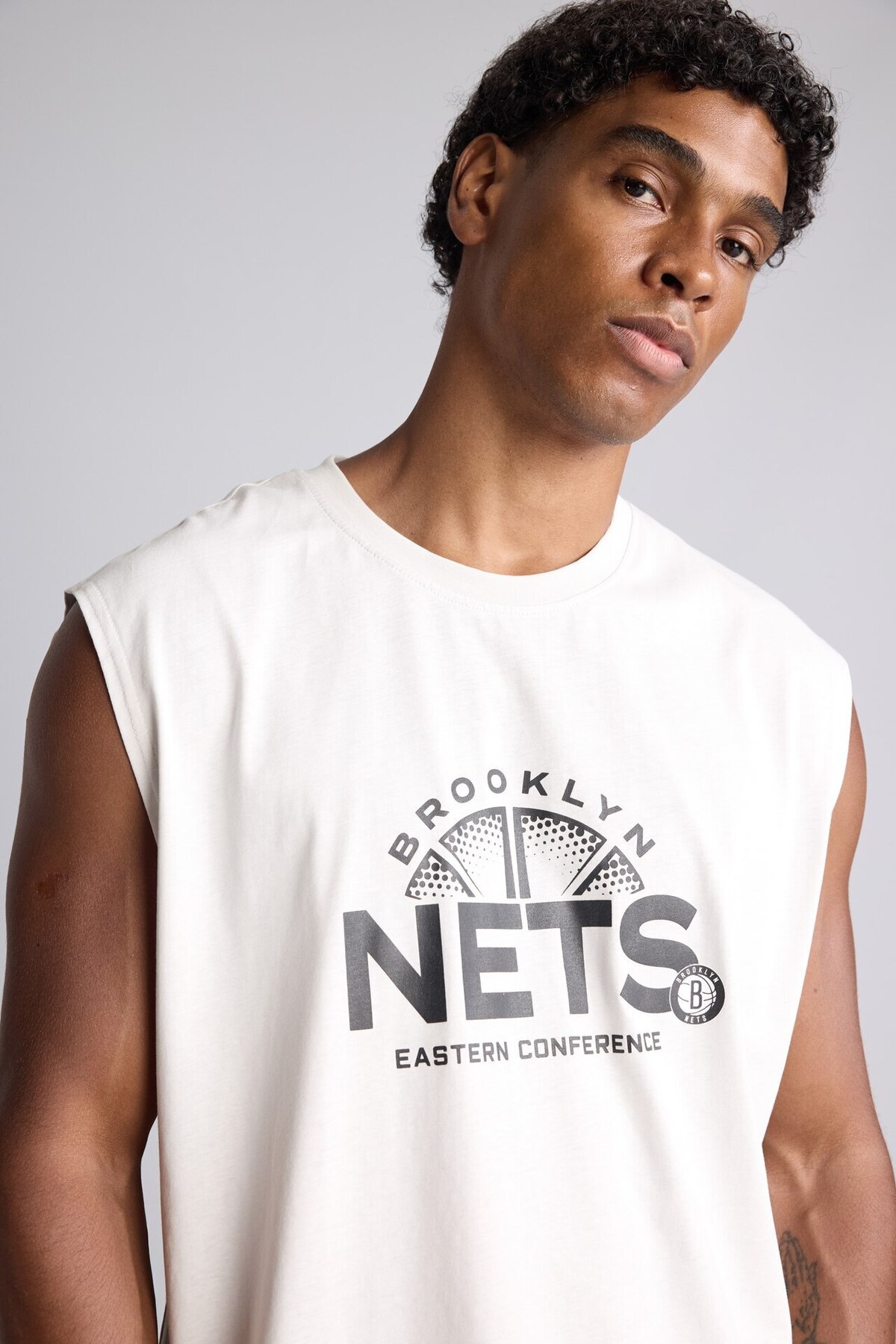 DeFacto NBA Brooklyn Nets Bisiklet Yaka Boxy Fit Bisiklet Yaka Atlet H8273AX26AU görsel 4