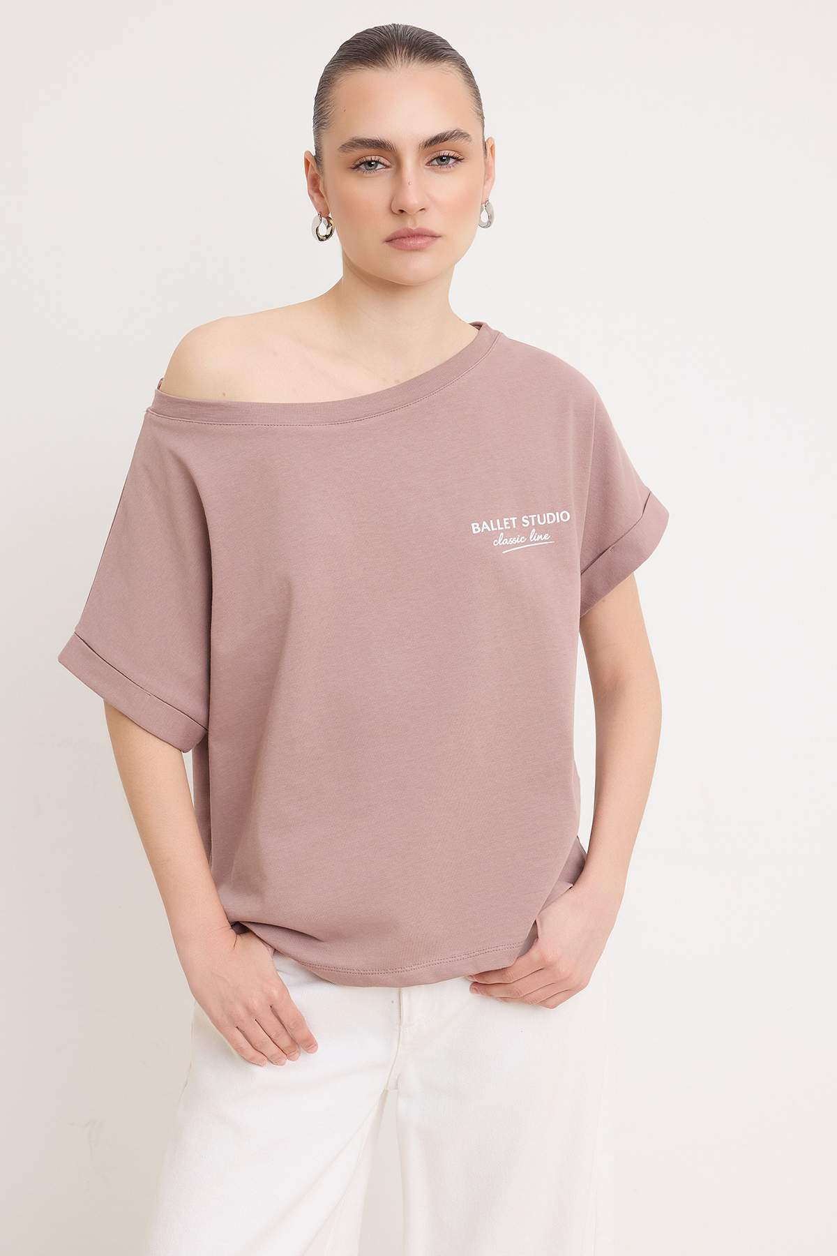 Trendyolmilla Vizon Slogan Oversize Kayık Yaka Düşük Kol Kısa Pamuklu Örme T-Shirt TWOSS26TS00150