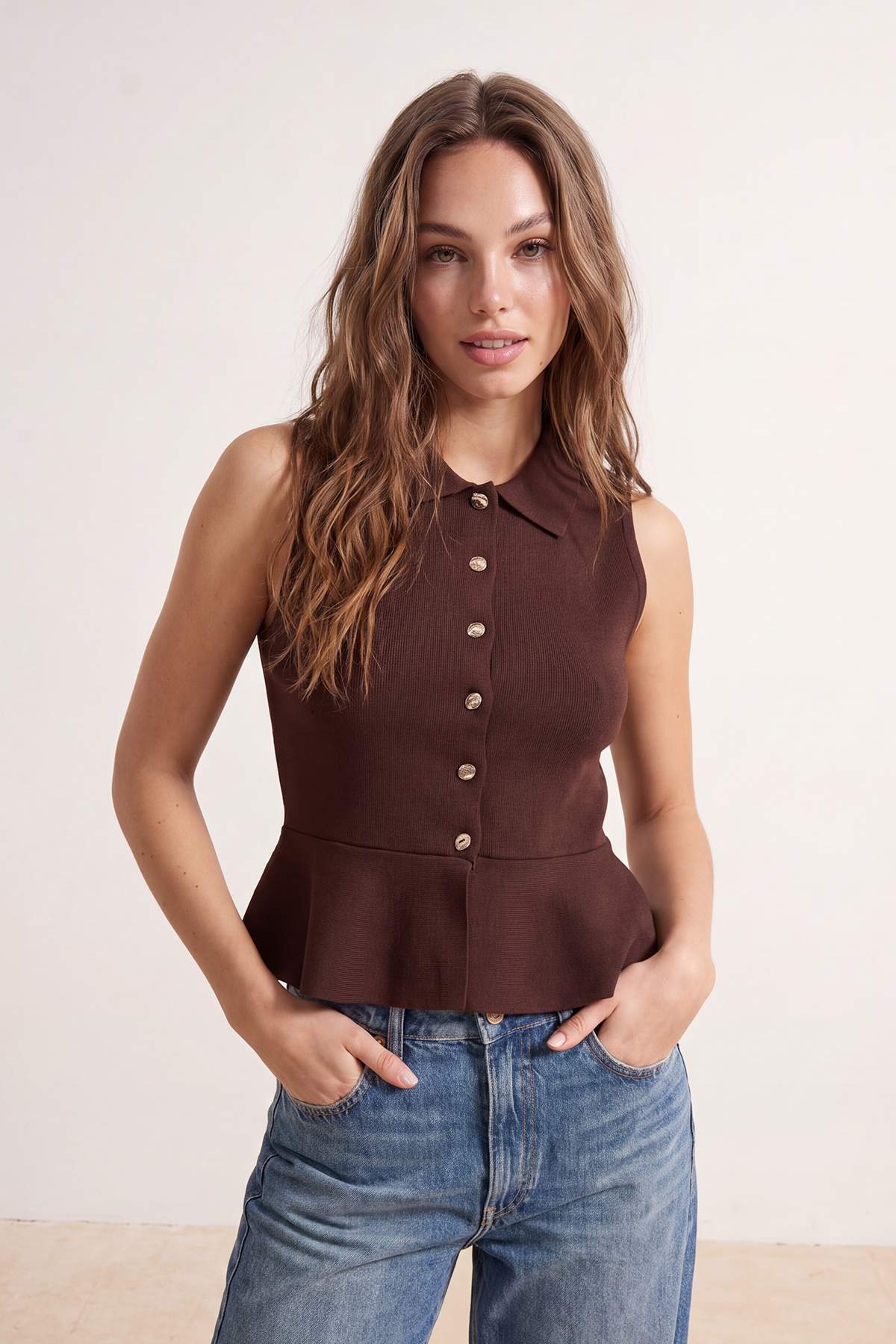Trendyolmilla Kahverengi Belden Oturmalı Peplum Kolsuz Triko Bluz TWOSS26BZ00841