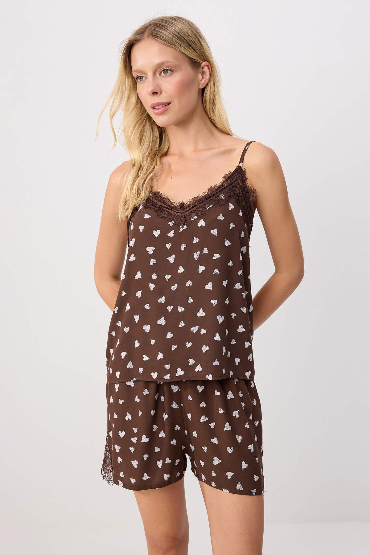 Trendyolmilla Kahverengi Kalpli Dantelli İp Askılı Viskon Şortlu Dokuma Pijama Takımı THMSS20PT0290