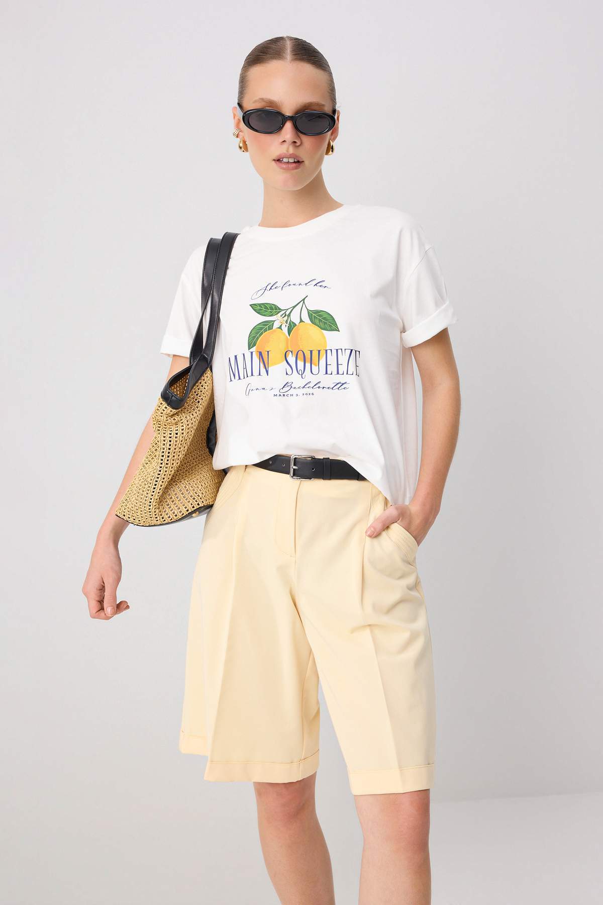 Trendyolmilla Beyaz Baskılı Oversize Bisiklet Yaka Standart Kol Kısa %100 Pamuk Örme T-Shirt TWOSS26TS00123