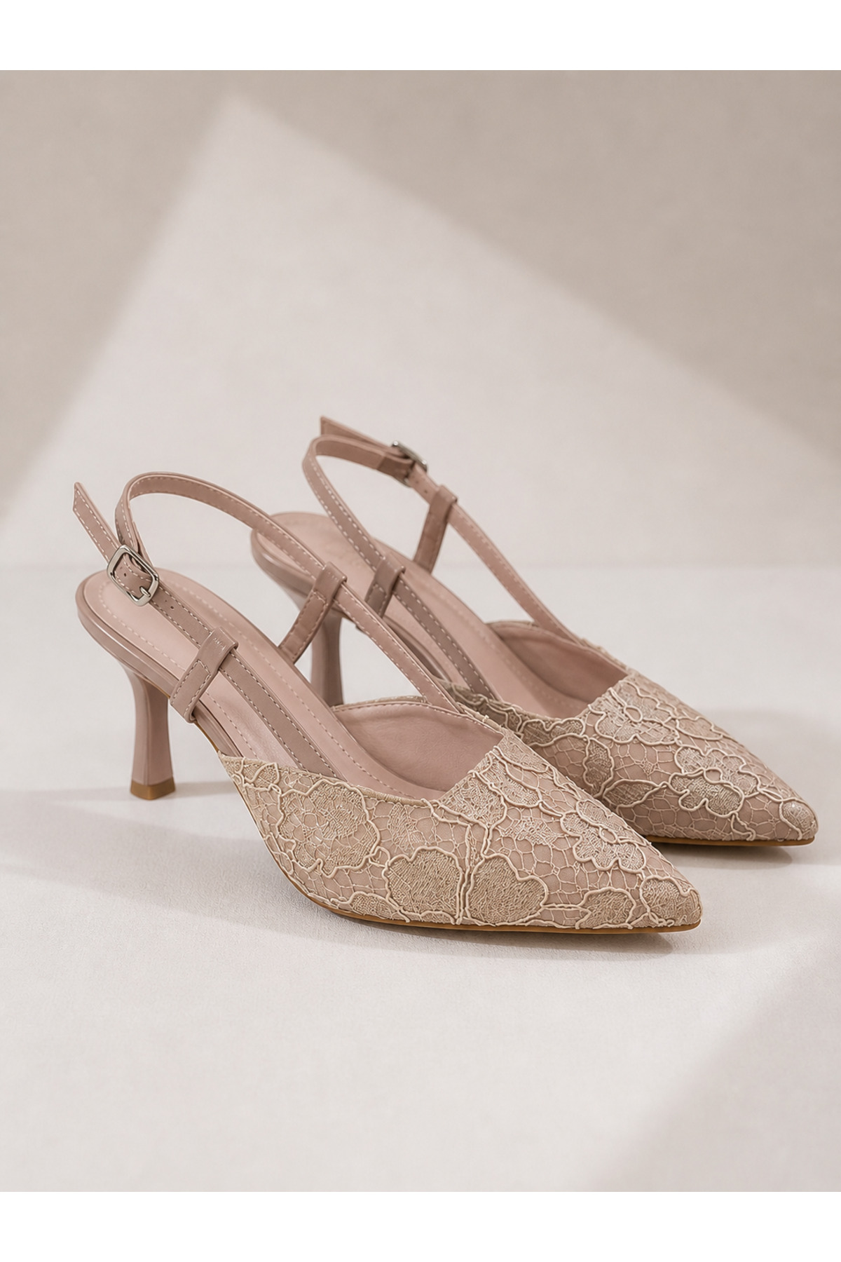 Lebibe Shoes LISA Kadın Pudra Sivri Burun 7 cm Topuklu Çiçek Dantel Desenli Rugan Slingback Ayakkabı görsel 2