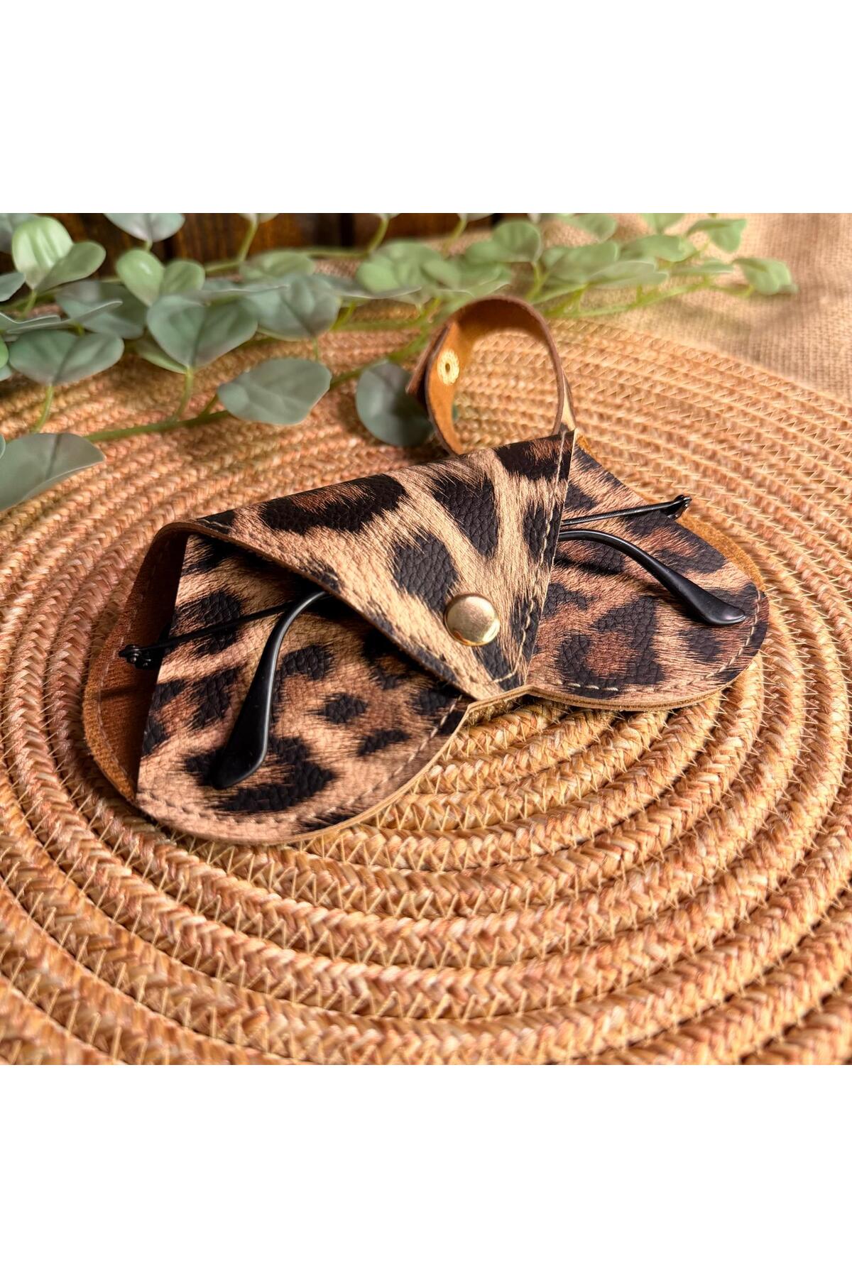Hanging Glasses Case Heart Model( Leopard Printed)