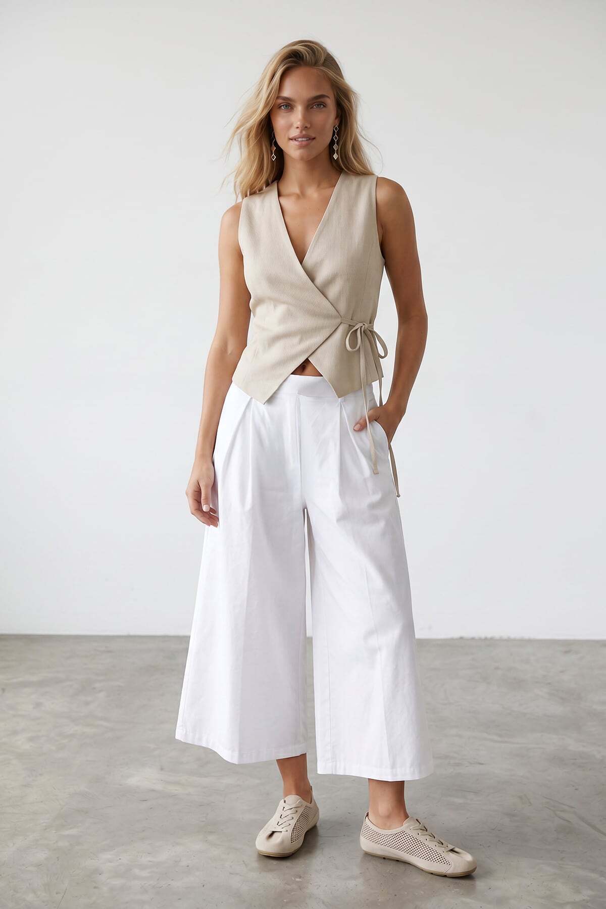 Women's Ecru Double Pocket Waist Pleated Lined Poplin Capri Pants Alc-X15518