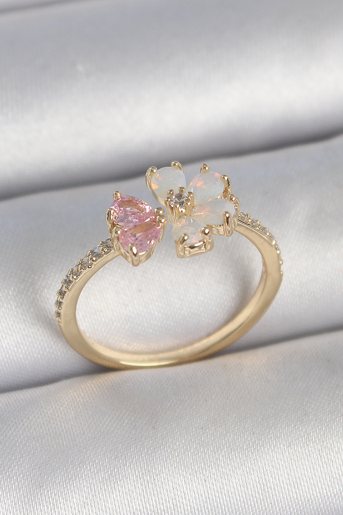 Pirinç Gold Renk Beyaz Mineli Pembe Zirkon Taşlı Çiçek Model Kadın Yüzük 5886