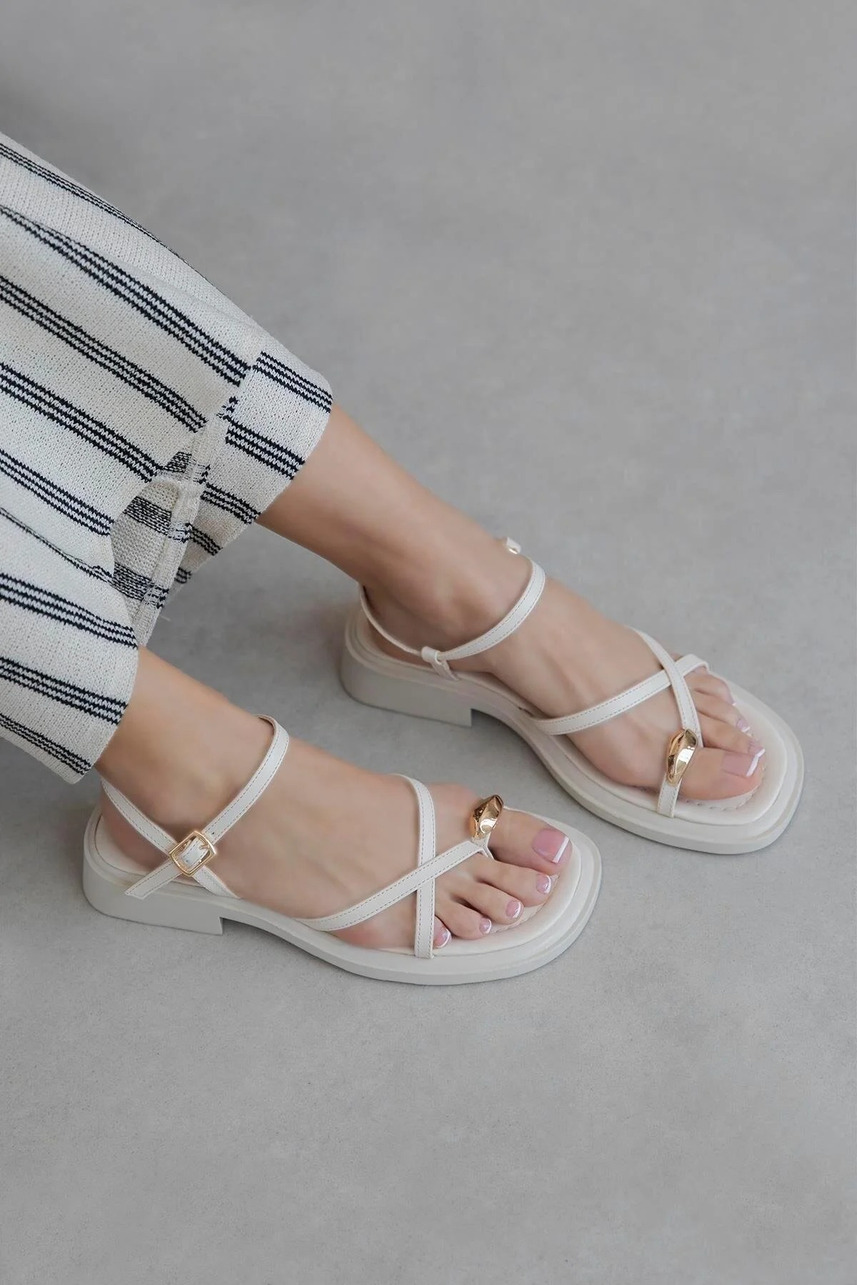 besoin shoes store Kadın Gold Yüzük Detaylı Günlük Sandalet görsel 3