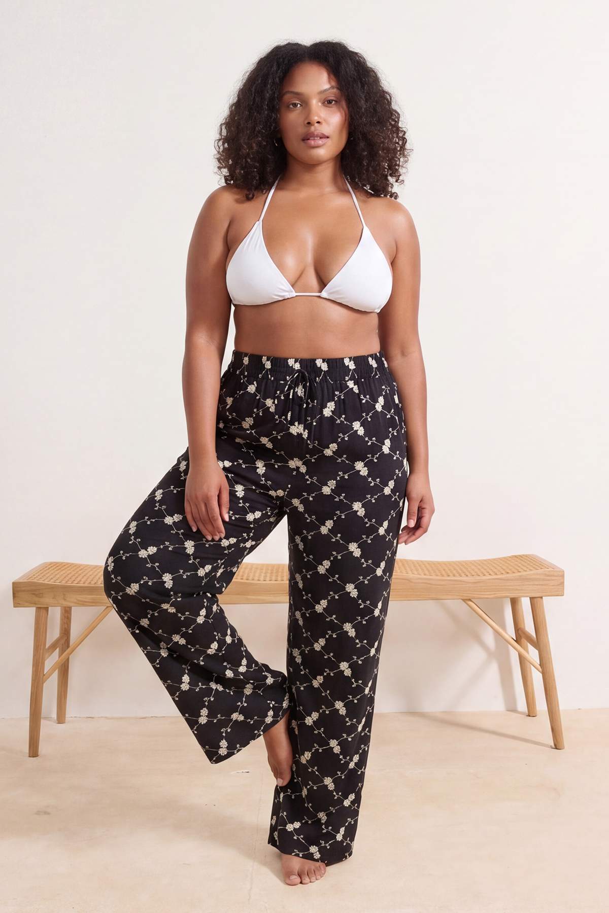Trendyolmilla Curve Plaj Giyim Siyah Çiçek Nakışlı Büyük Beden Plaj Pantolonu TBBSS26AR00011