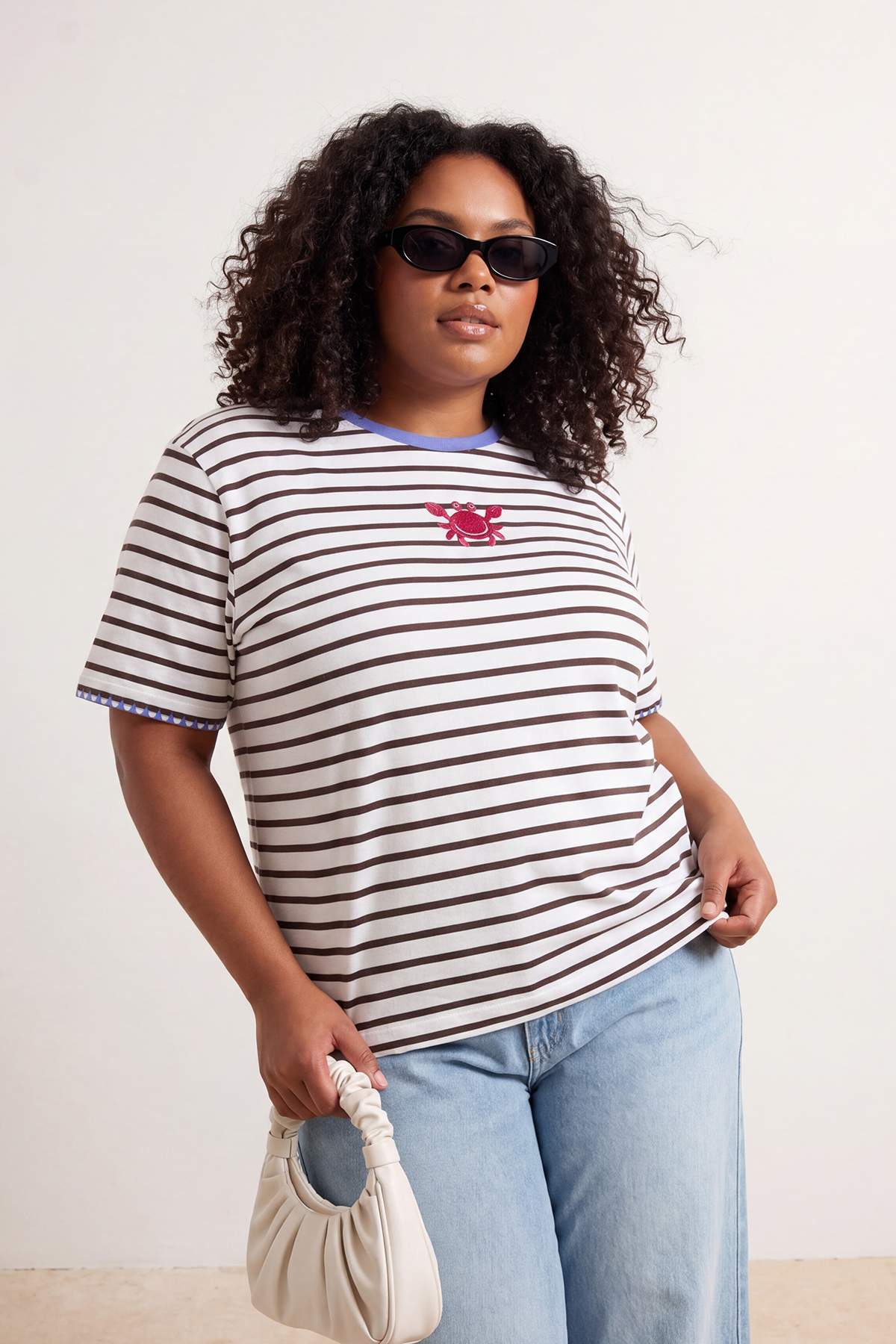 Trendyolmilla Curve Kahverengi-Ekru Yengeç Nakışlı Çizgili Kontrast Yaka Detaylı Örme Büyük Beden T-shirt TBBSS26BF00057