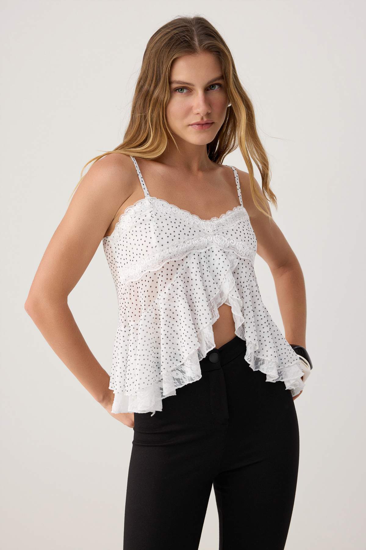Trendyolmilla Çok Renkli Fitted V Yaka İnce Askılı Fırfır Detaylı Kolsuz Tül Örme Bluz TWOSS26BZ00967