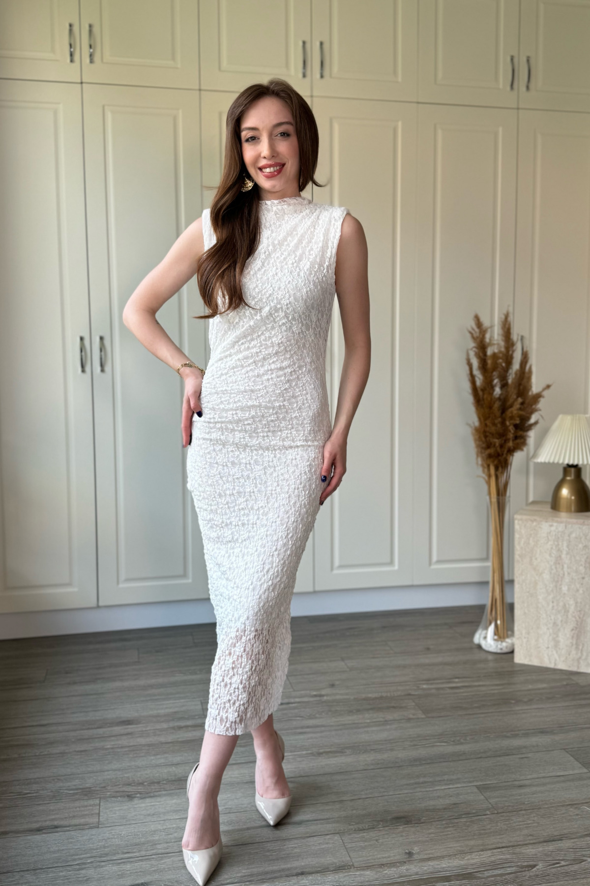 Lacy Upright Neck Wadded Midi White Dress