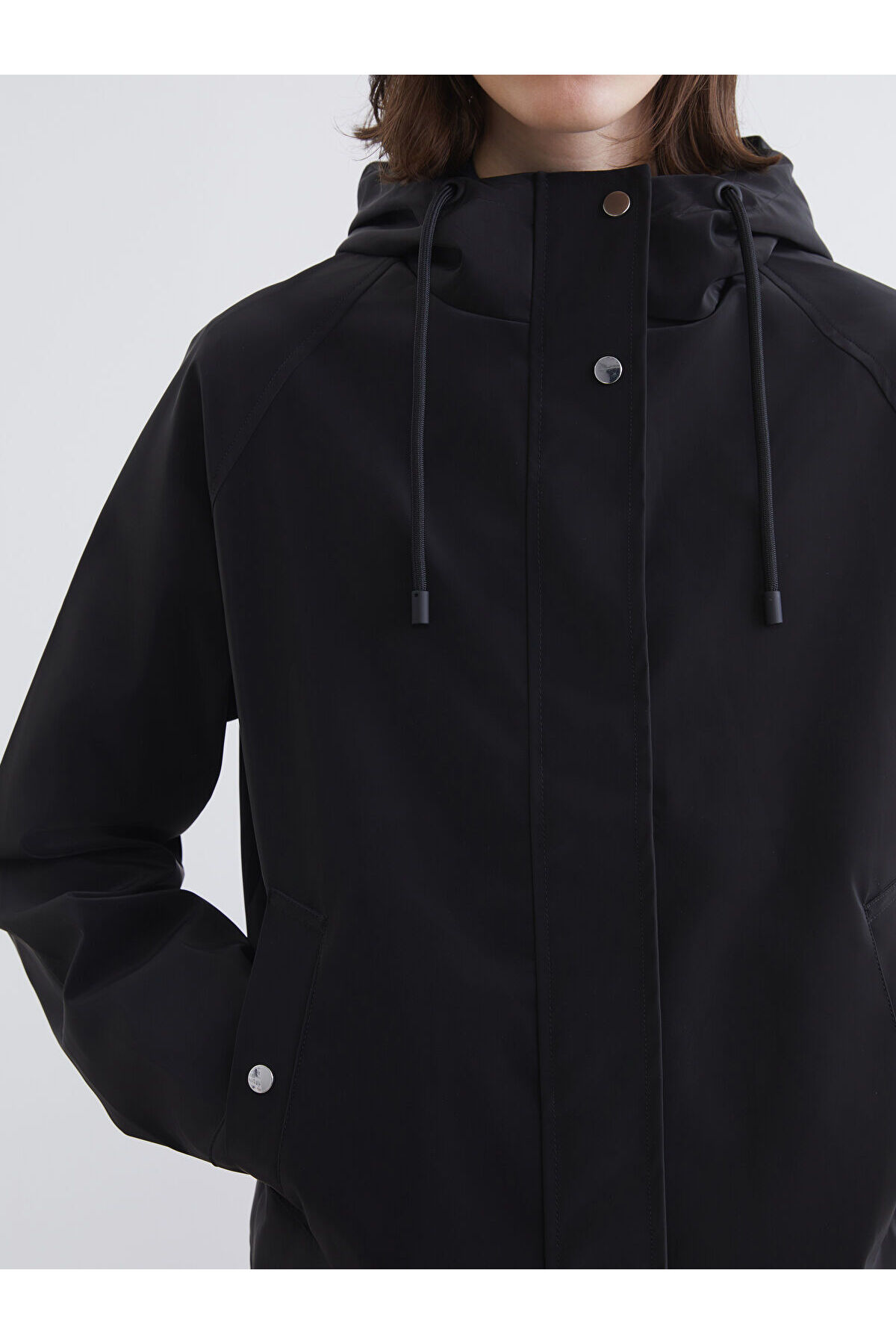 LC Waikiki MG TRENDEN Siyah Kapüşonlu Oversize Kadın Deri Görünümlü Yağmurluk görsel 3