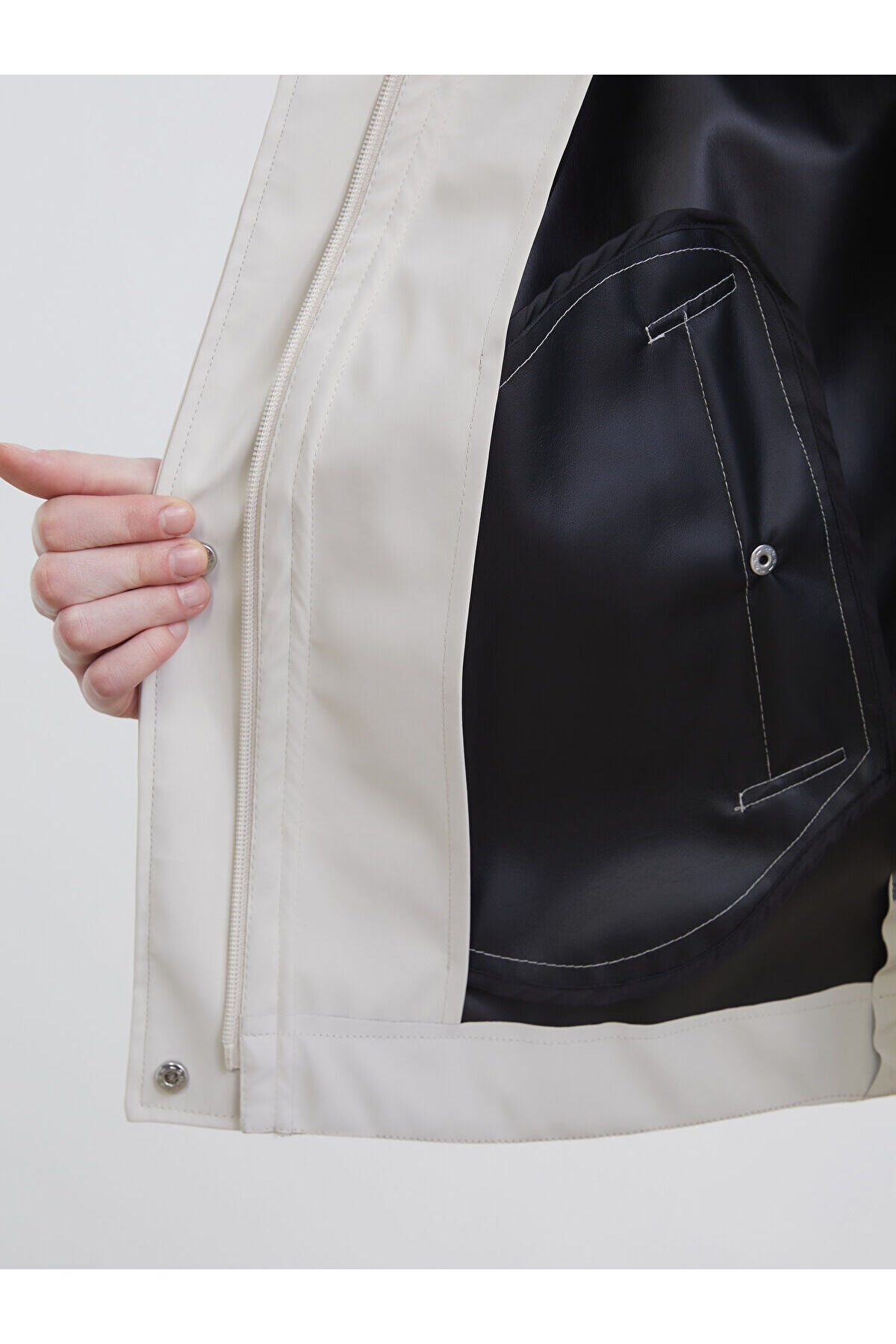 LC Waikiki MG TRENDEN Ekru Kapüşonlu Oversize Kadın Deri Görünümlü Yağmurluk görsel 4