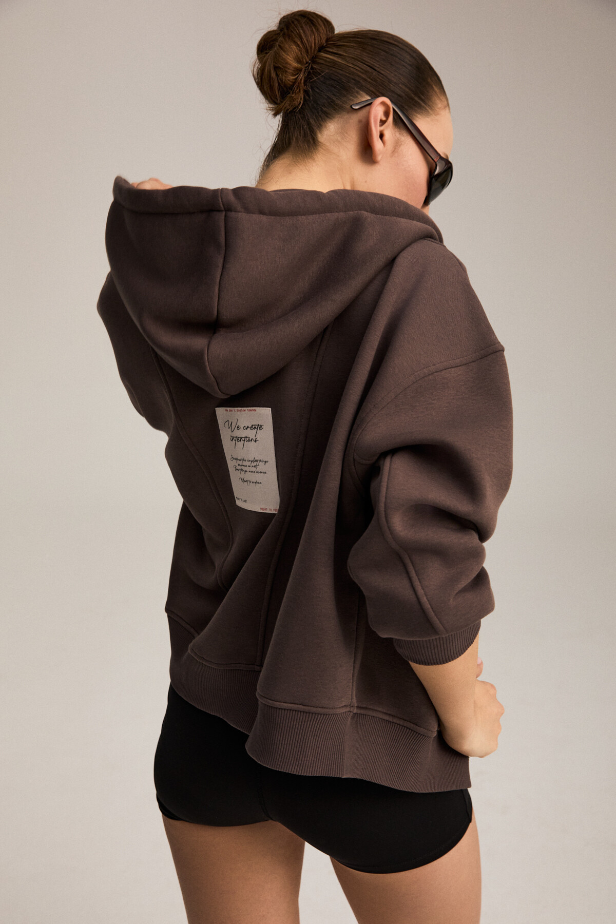 Urban Beat TORCE Kadın Önü Kesikli Metal Fermuarlı Kapüşonlu Etiket Detaylı Oversize Kahverengi Sweatshirt görsel 2
