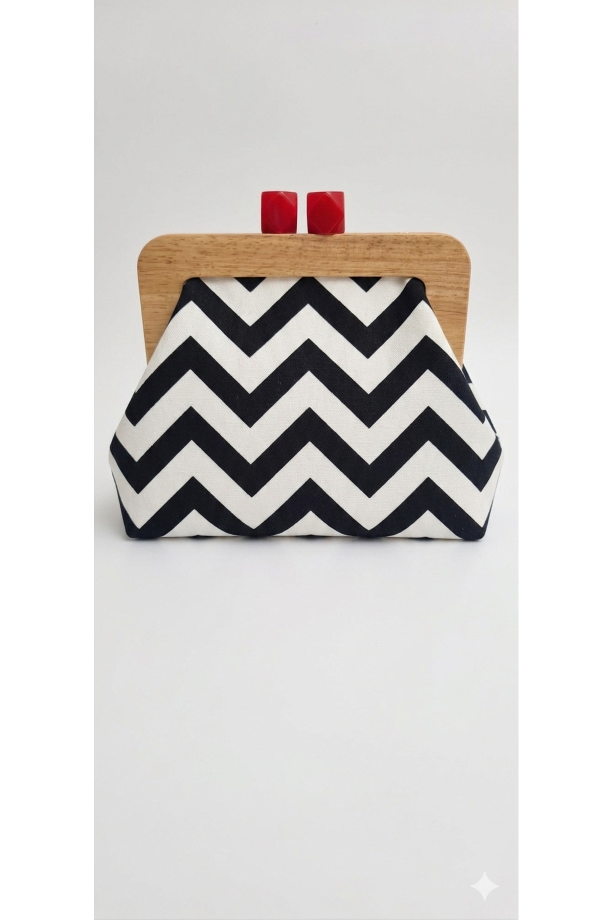 handedizayn Siyah Beyaz Zigzag Desenli Ahşap Burslu Zincir Askılı Clutch Omuz Çantası