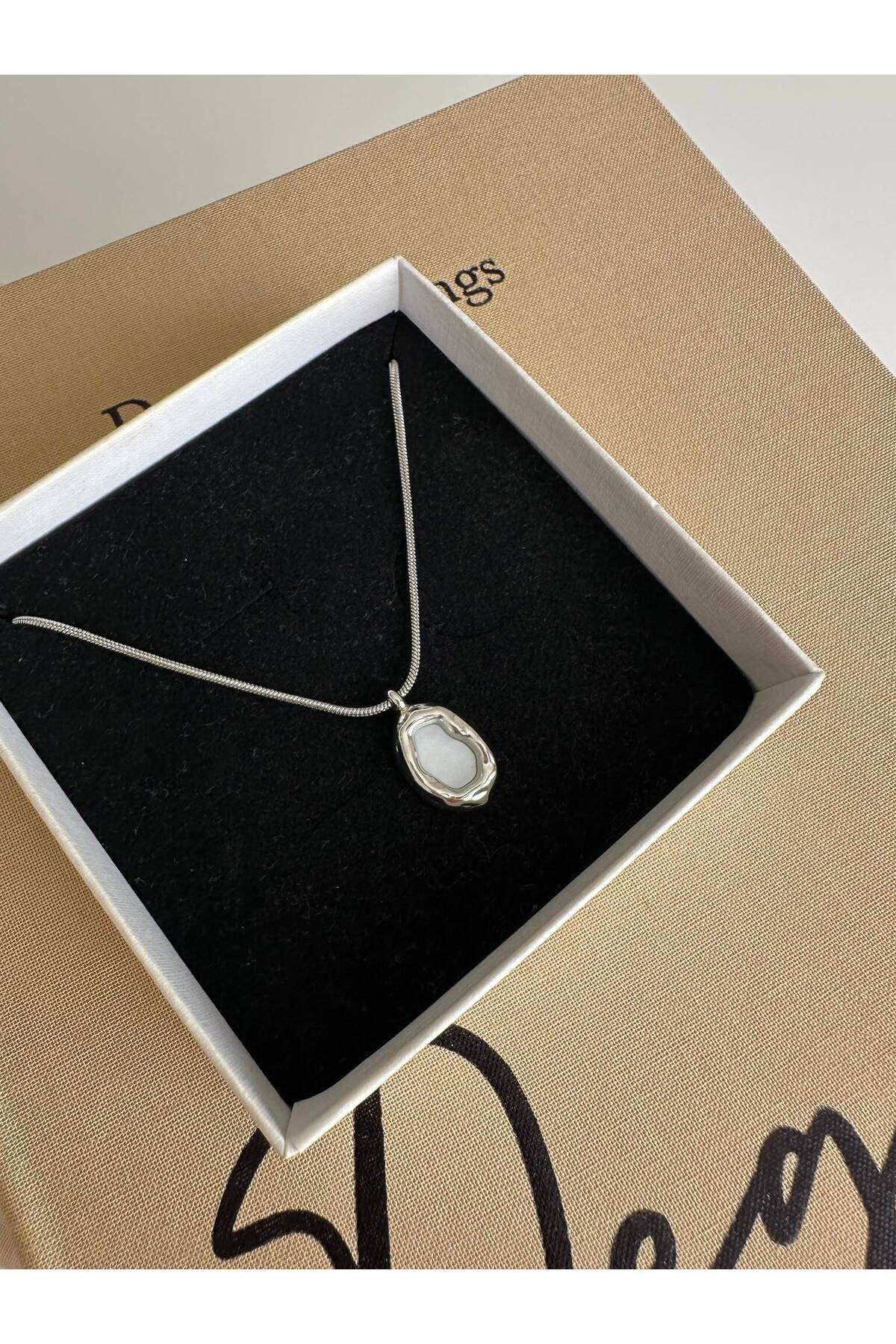 Sedefli Oval Plaka Charm Çelik Zincirli 45 cm Yazlık Gümüş Kolye - Detay Görseli 4