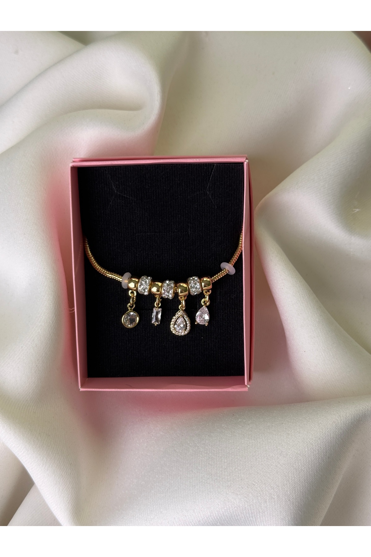 Zirkon Taş Detaylı Damla Figürlü Gold Renk Charm Kadın Bileklik