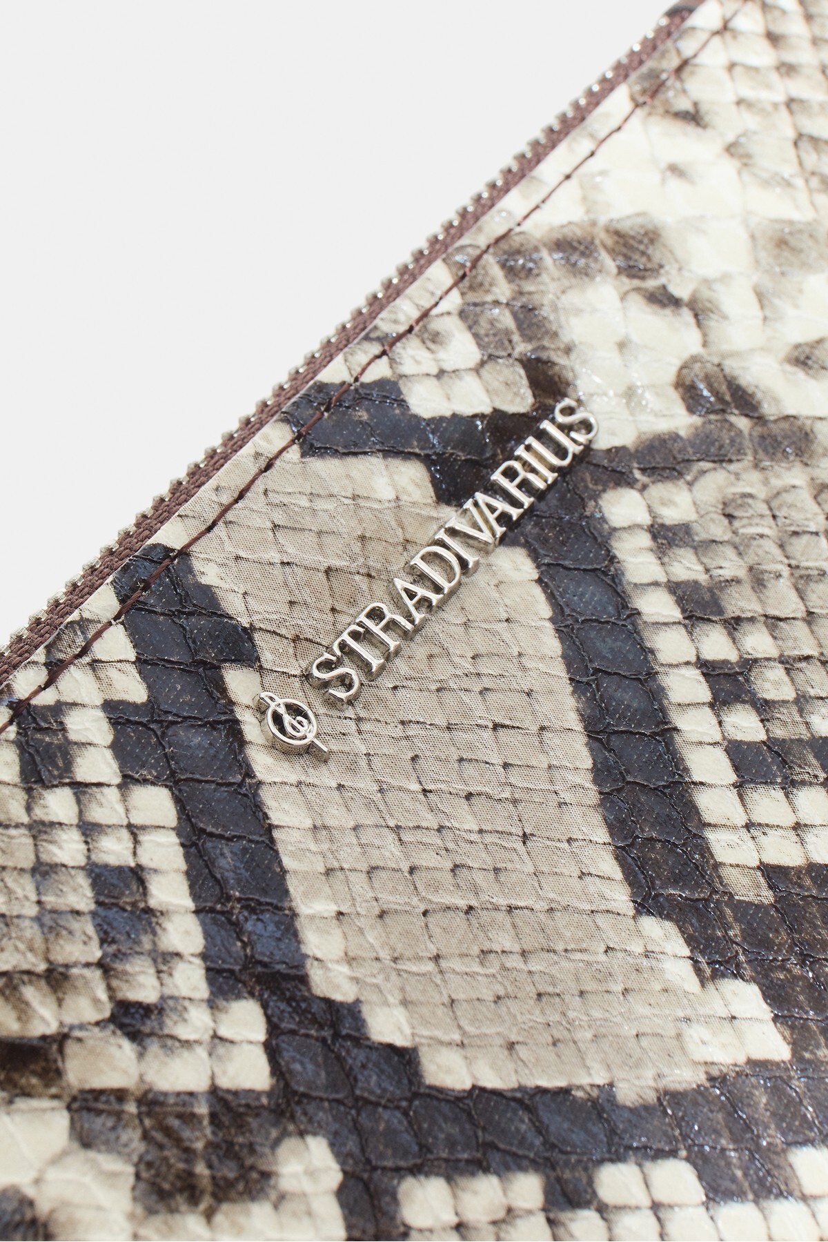 Stradivarius Basic yılan desenli cüzdan görsel 4