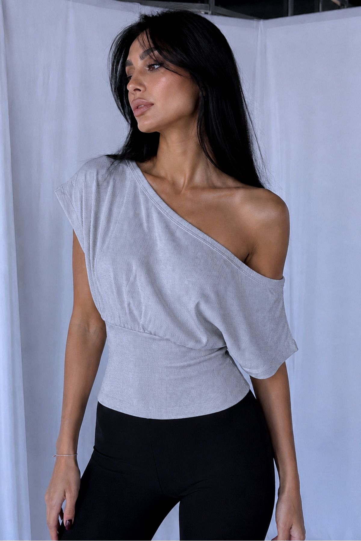 World Fashion Trends %100 PAMUK BELE OTURAN OMZU AÇIK FİTİLLİ ESNEK CROP TOP BLUZ görsel 4