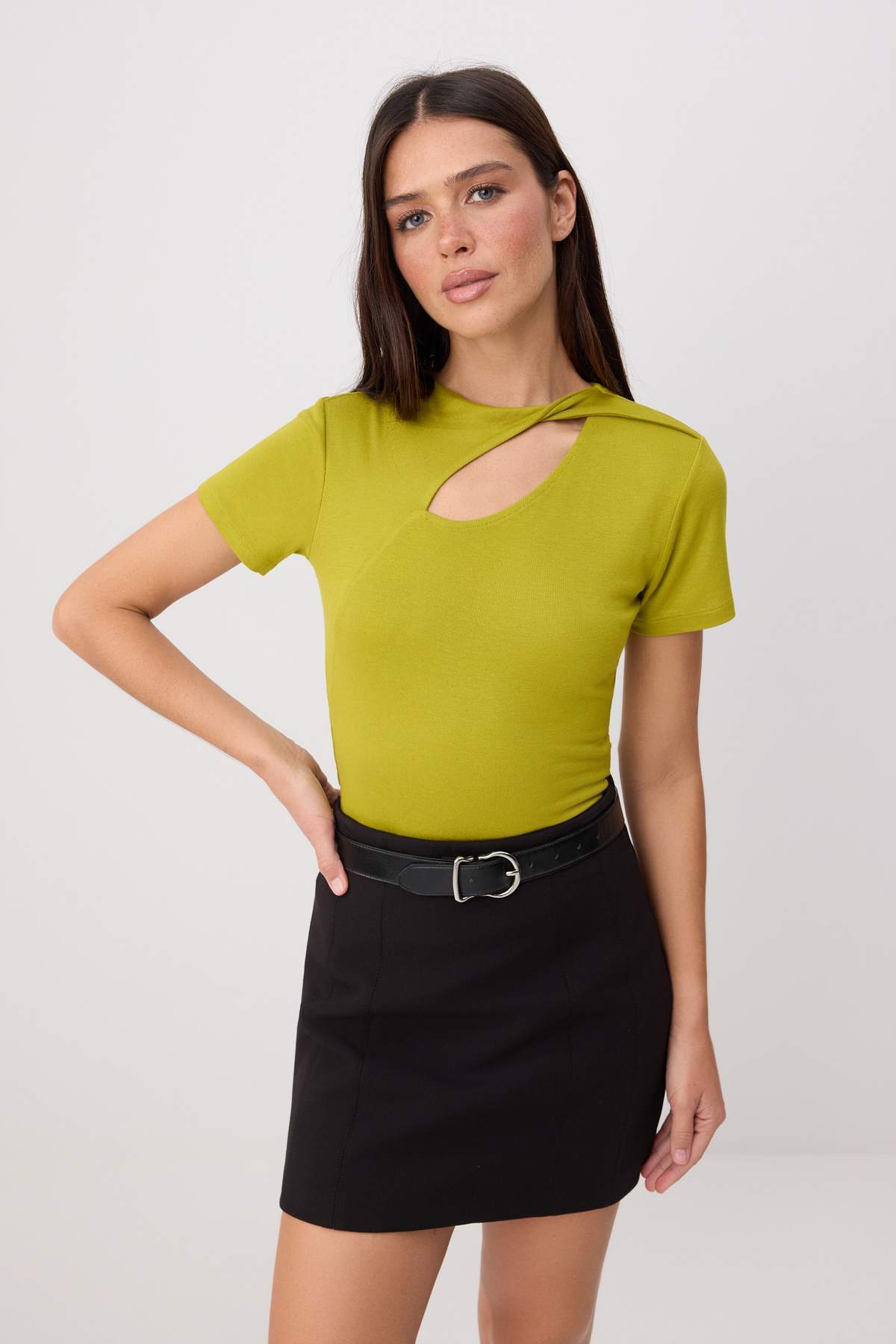 Trendyolmilla Yağ Yeşil Düz Fitted/Vücuda Oturan Pencere Detaylı Esnek Örme Bluz TWOSS26BZ00924