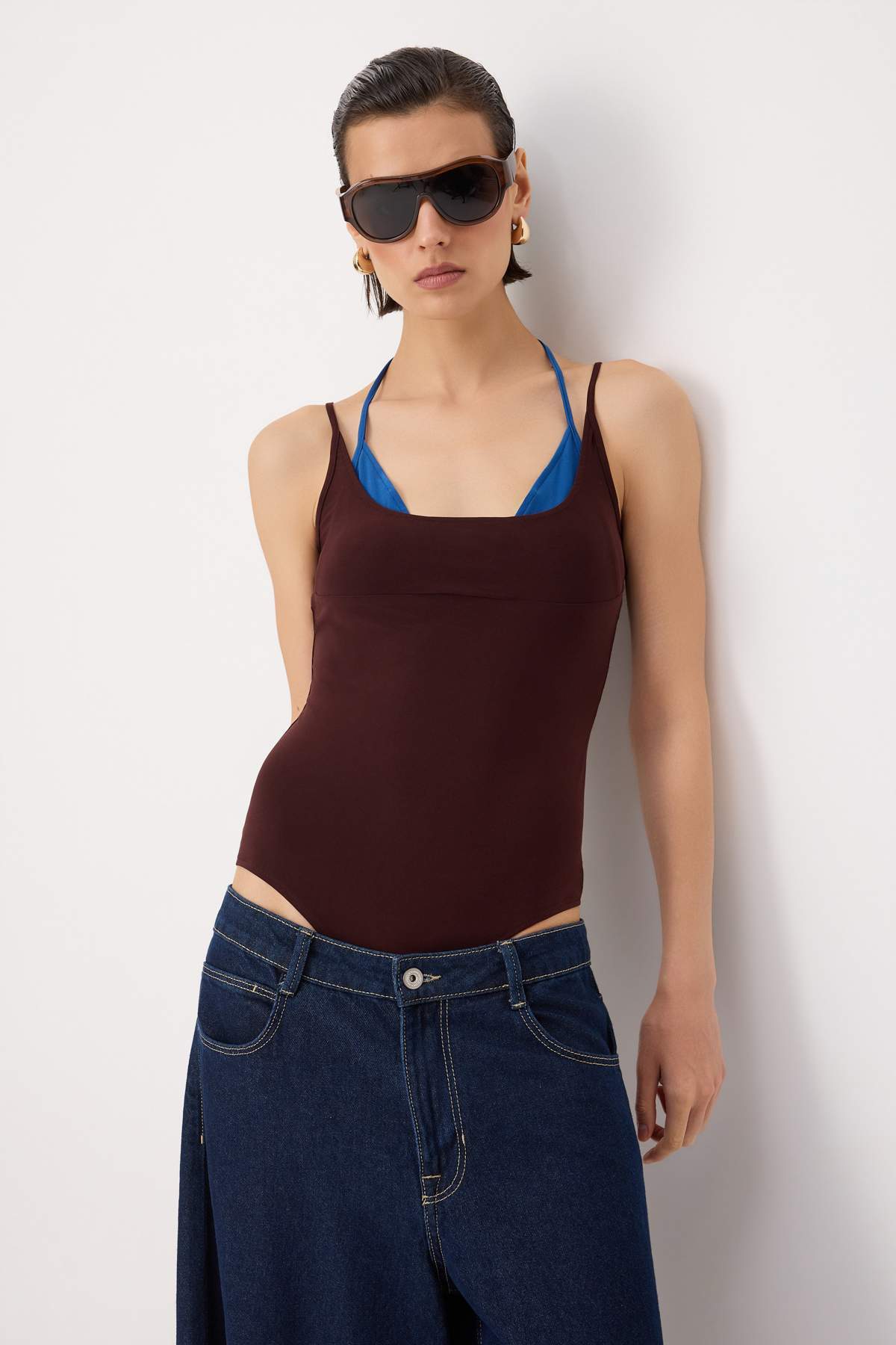 Trendyolmilla Kahverengi Fitted/Vücuda Oturan Boyundan Bağlamalı Kolsuz Esnek Örme Body TWOSS26BD00040