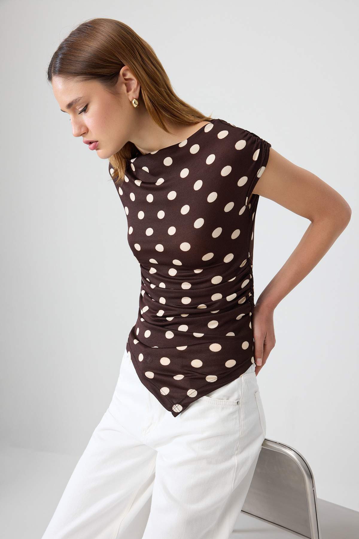 Trendyolmilla Kahverengi Puantiyeli Fitted Kayık Yaka Kolsuz Asimetrik Esnek Örme Bluz TWOSS26BZ01075
