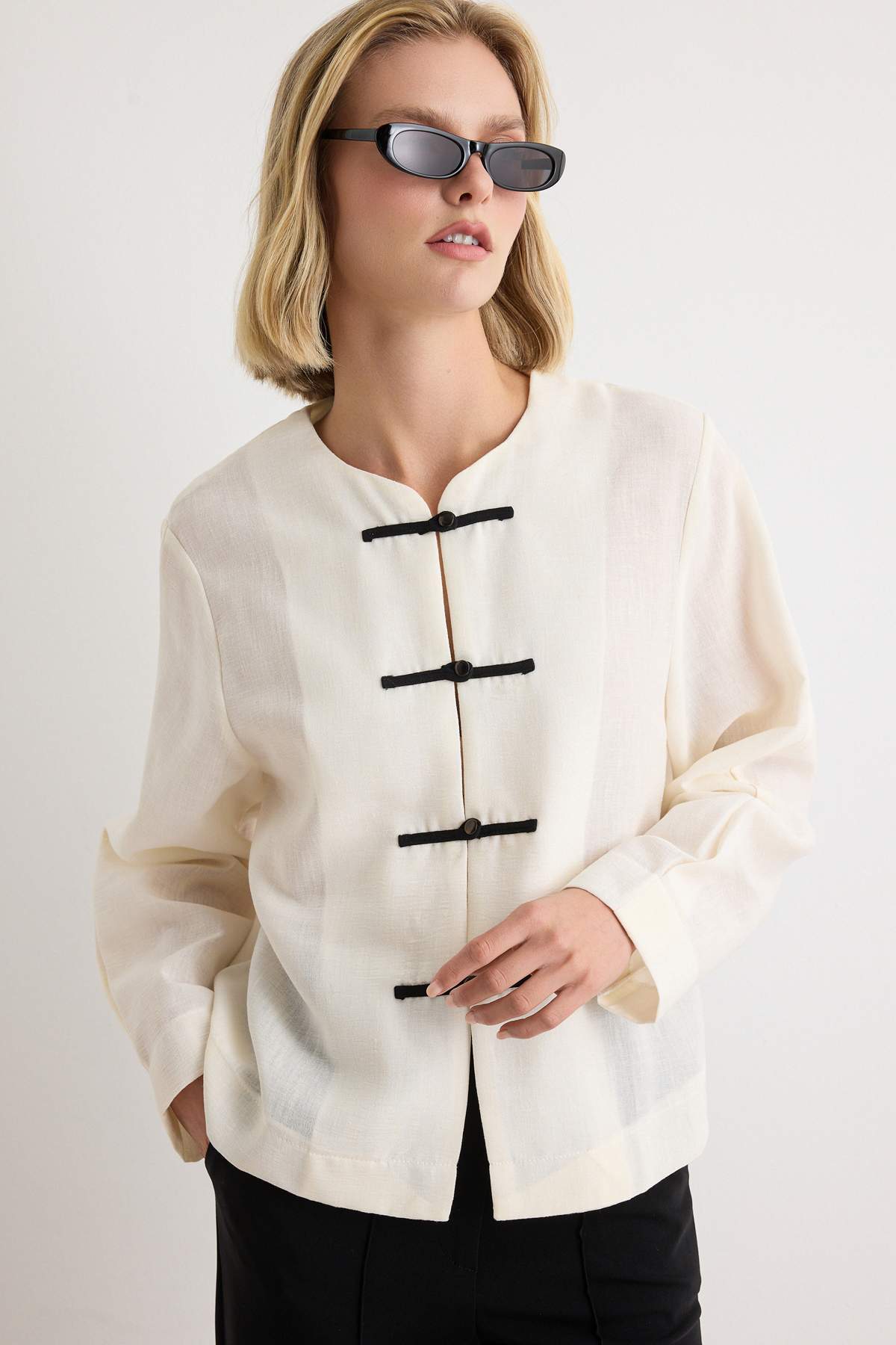 Trendyol Kollektion Weiße Hemdjacke im chinesischen Stil mit Leinenoptik und ...