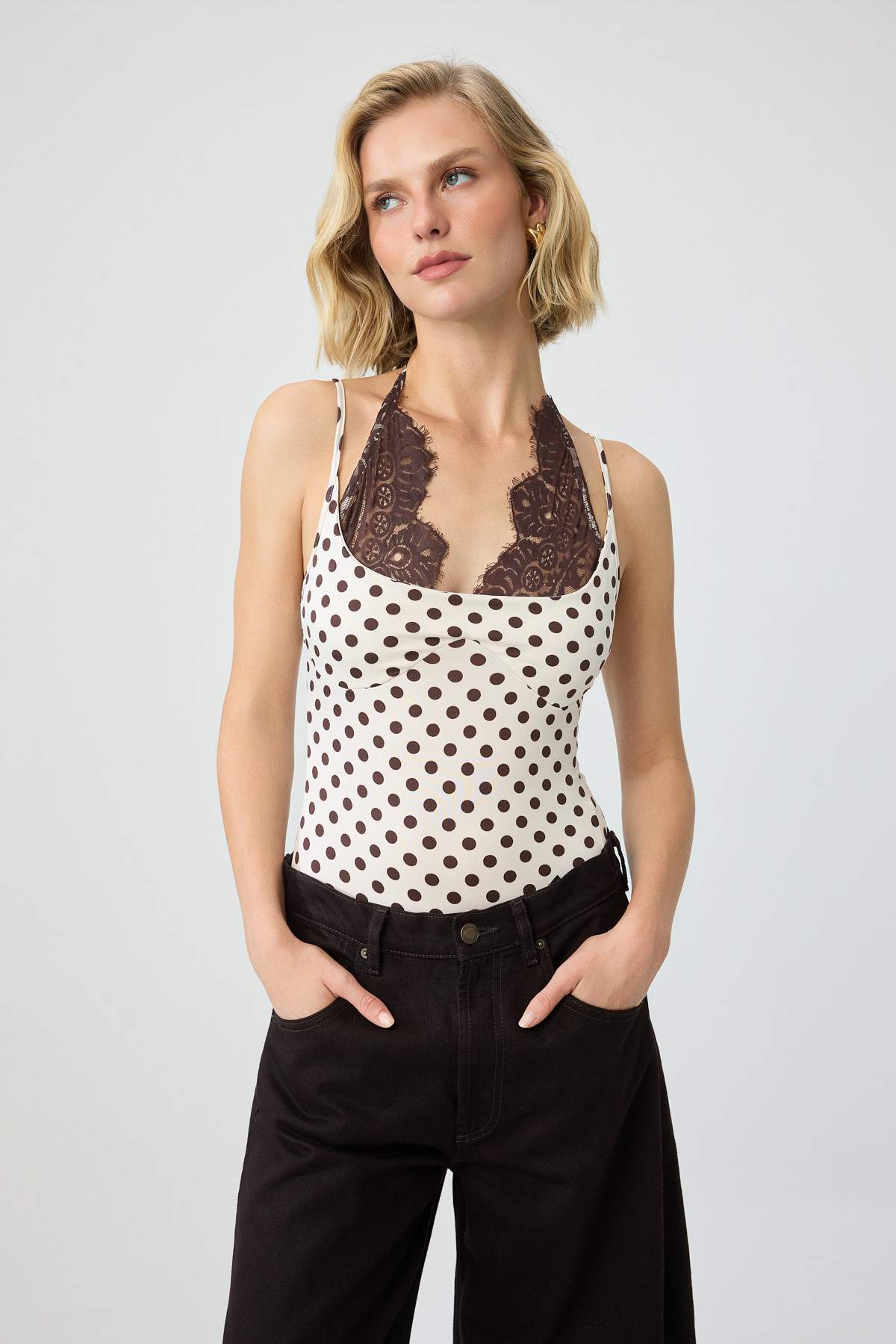 Trendyolmilla Ekru Puantiyeli Regular Havuz Yaka İnce Askılı Kolsuz Çıtçıtlı Esnek Örme Body TWOSS26BD00046
