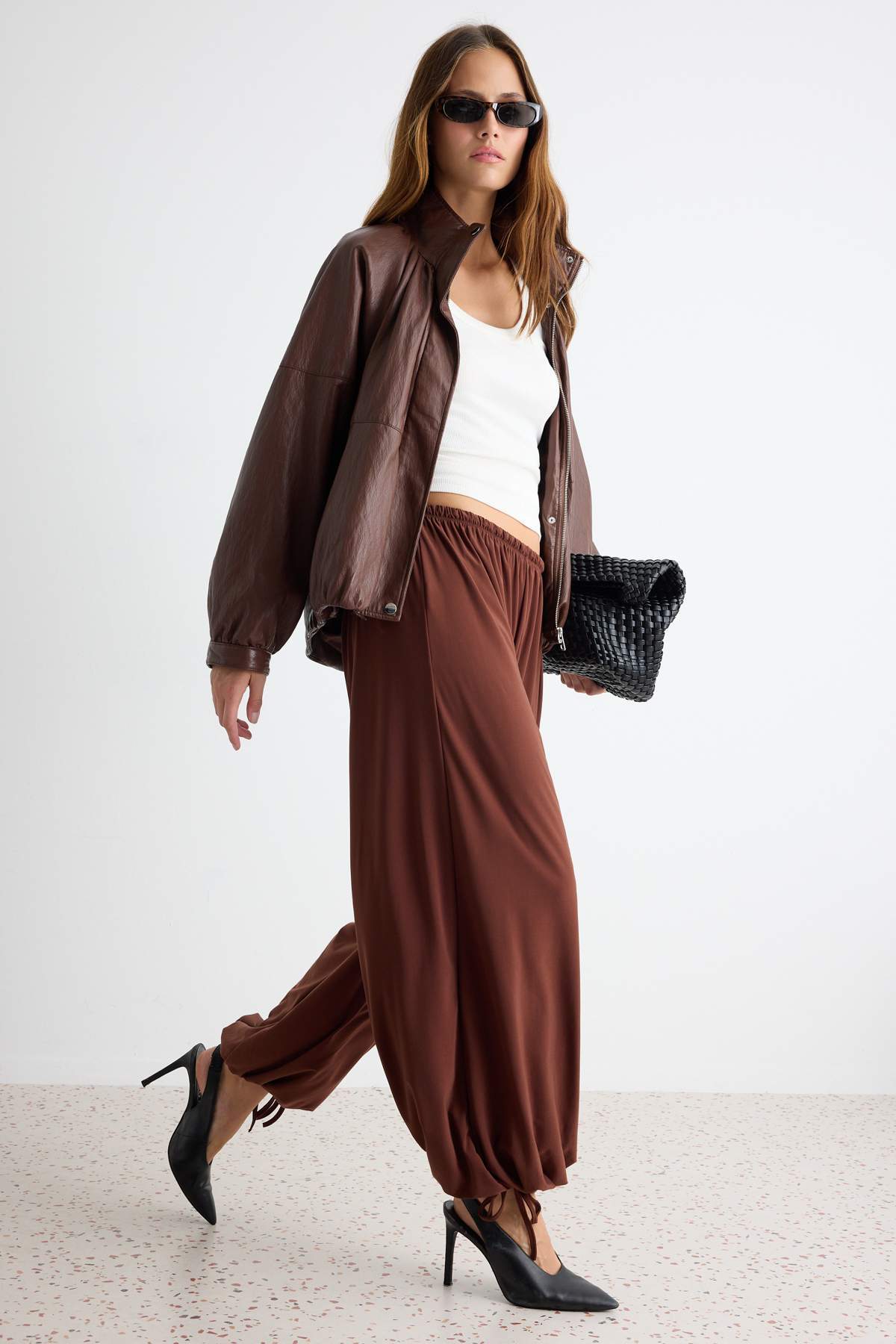 Trendyolmilla Kahverengi Düz Bağlama Detaylı Casual Günlük Kumaş Şalvar Örme Pantolon TWOAW27PL00098