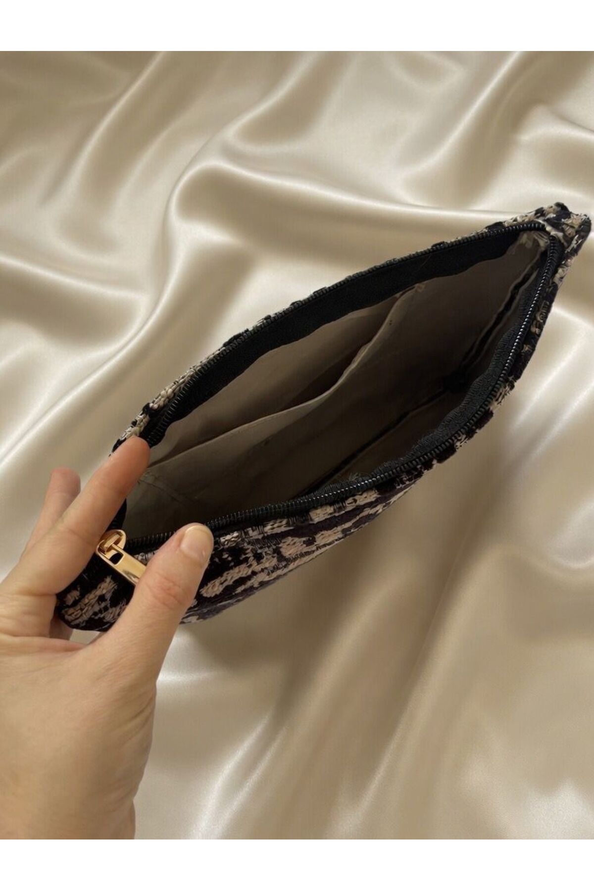 VELORİA BAG & SCARF Veloria Bag Zigzag clucth çanta DOKUMA KUMAŞ ve KORUMA PEDİ içeren İpad tablet taşıma çantası 21x25 cm iç kapasite görsel 3