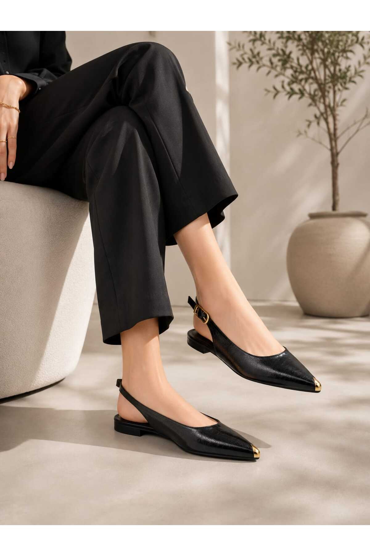 CİMİLİ SHOES Kadın Siyah Kırışık Rugan Metal Burunlu Detay Babet