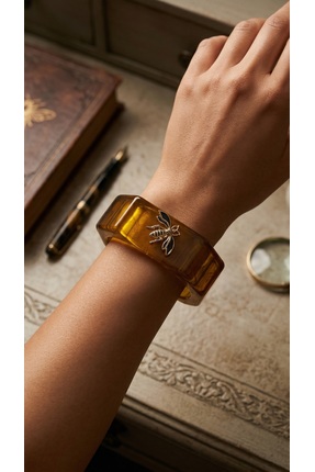 MYSOFYA GOLD DETAYLI ARI FİGÜRLÜ KEHRİBAR KEMİK BİLEKLİK