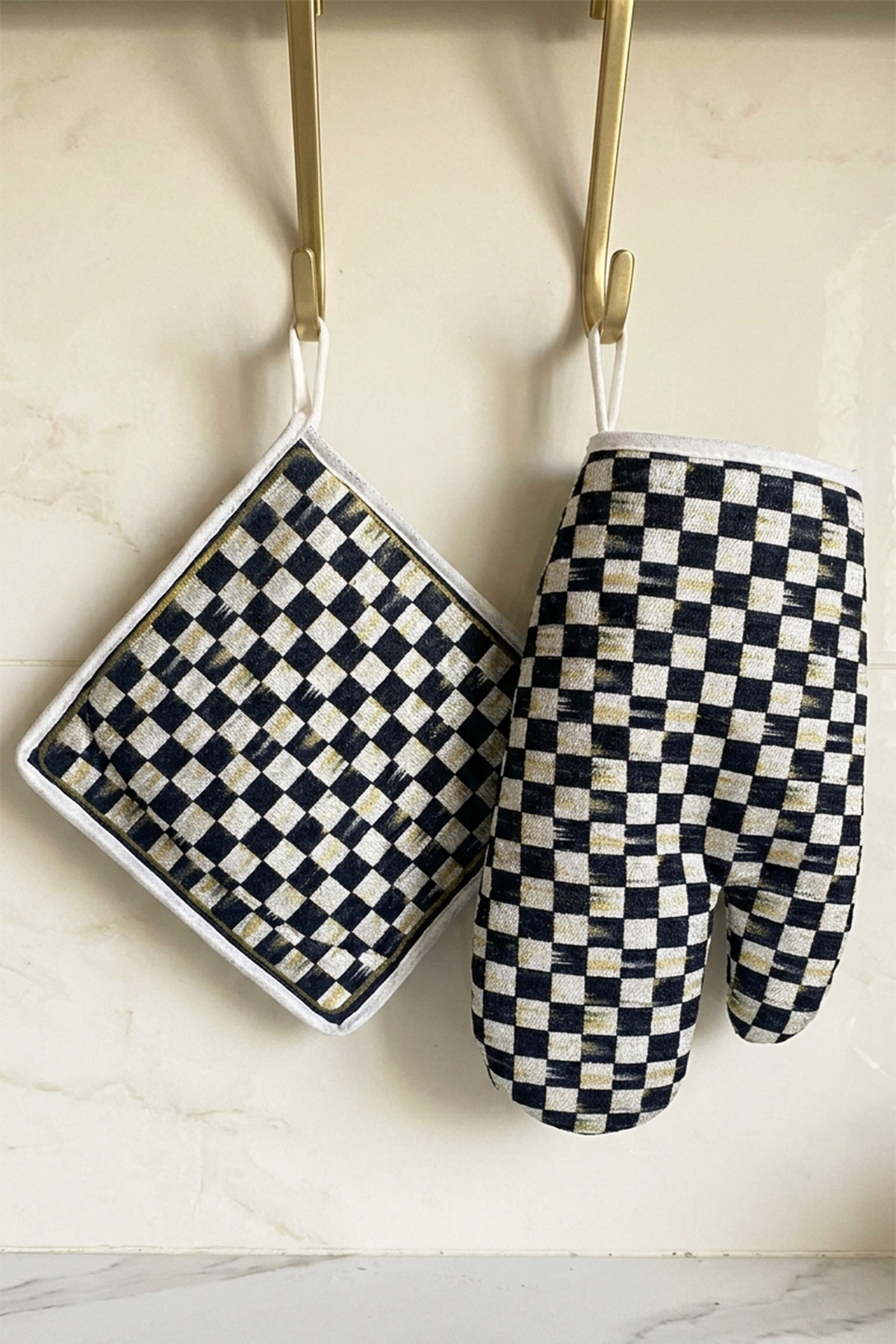 2-Piece Kitchen Gloves Set Mackenzie Checkers Pattern Heat Insulated Oven Pot Tray Holder Set