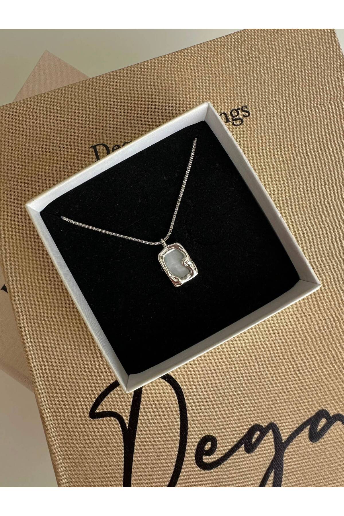 Sedefli Plaka Charm Çelik Zincirli 45 cm Yazlık Gümüş Kolye - Detay Görseli 3