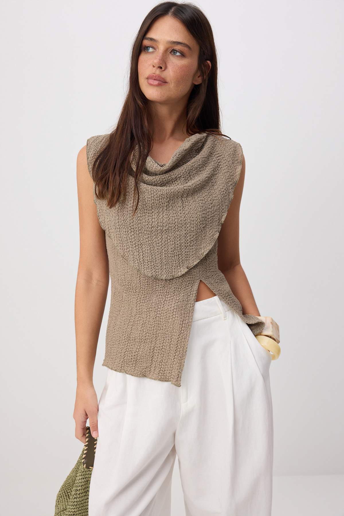Trendyolmilla Taş Fitted/Vücuda Oturan Degaje Yaka Kolsuz Dokulu Örme Bluz TWOSS26BZ00388