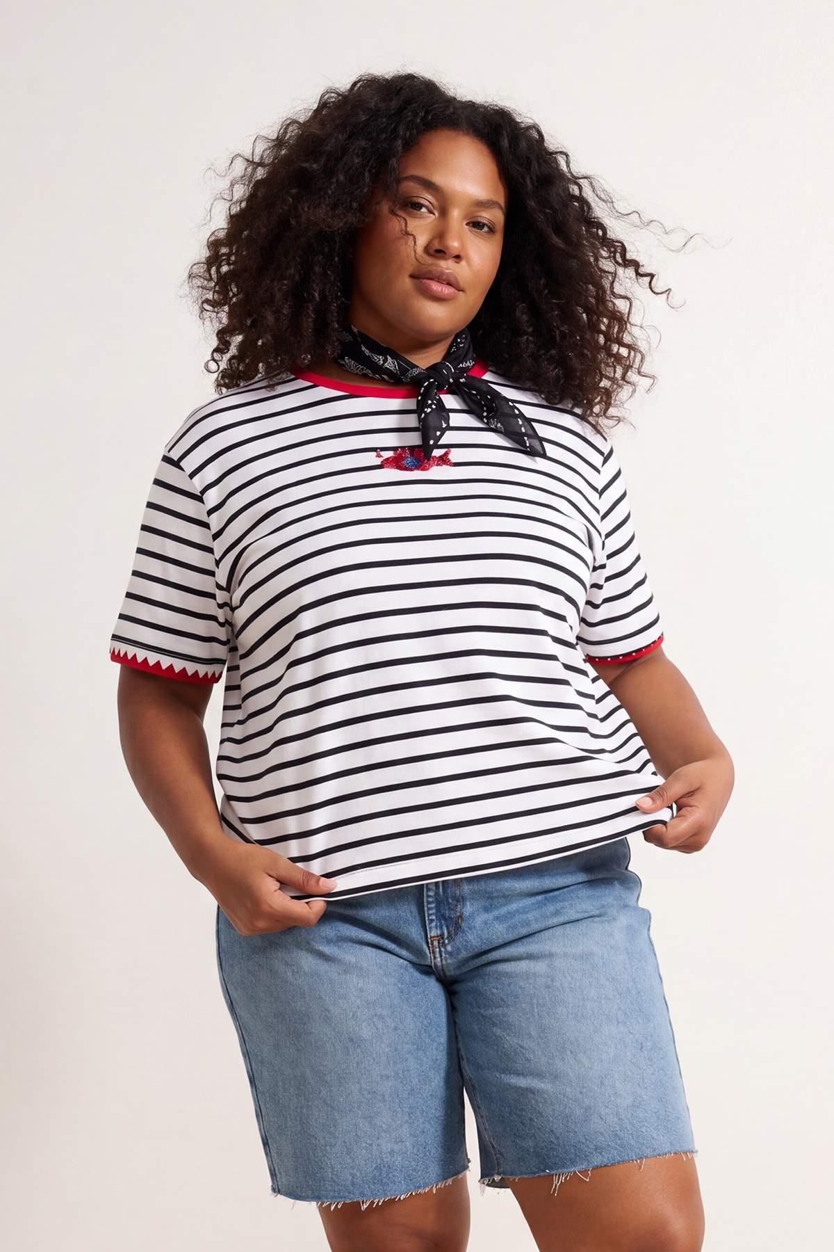 Trendyolmilla Curve Siyah-Beyaz Balık Nakışlı Çizgili Kontrast Yaka Detaylı Örme Büyük Beden T-shirt TBBSS26BF00057