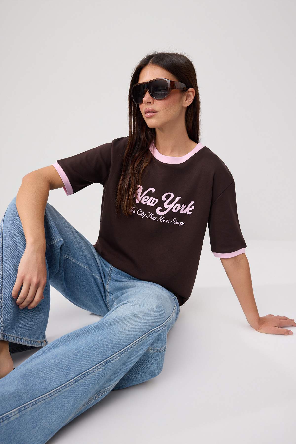 Trendyolmilla Kahverengi Slogan Oversize/Geniş Kalıp Düşük Kol Kısa Kollu %100 Pamuk Örme T-Shirt TWOSS26TS00193