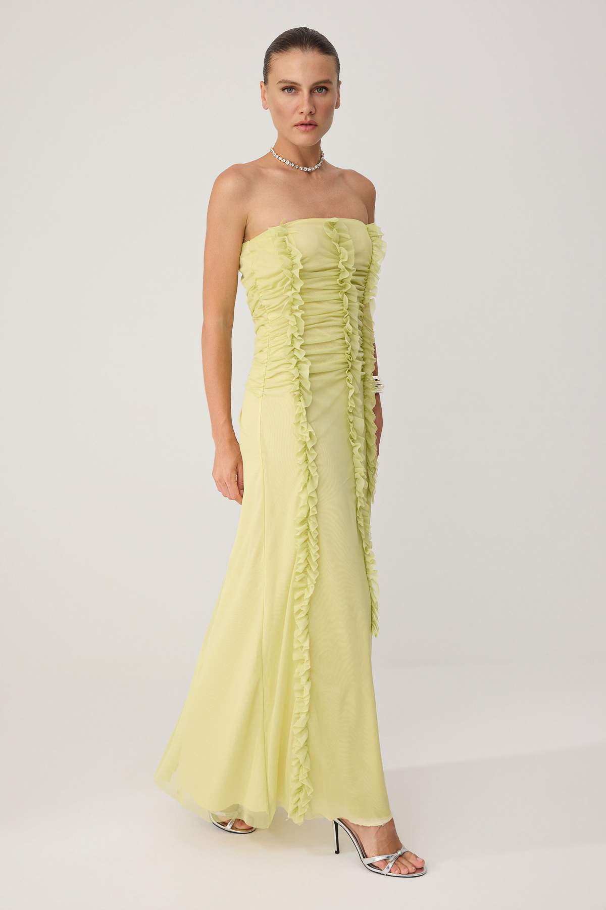 Trendyolmilla Açık Sarı Fırfır Detaylı Straplez Shift/Düz Kesim Maxi Örme Abiye & Mezuniyet Elbisesi TPRSS26AE00220