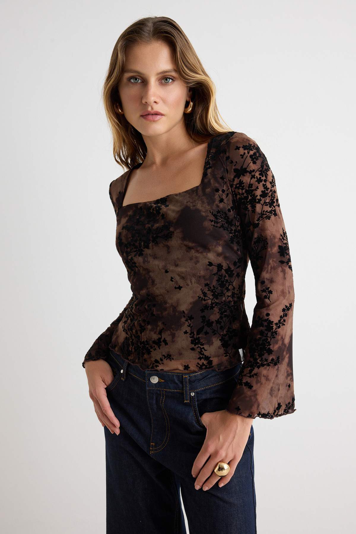Trendyolmilla Kahverengi Çiçekli Fitted/Vücuda Oturan Kare Yaka İspanyol Kol Tül Örme Bluz TWOAW27BZ00081