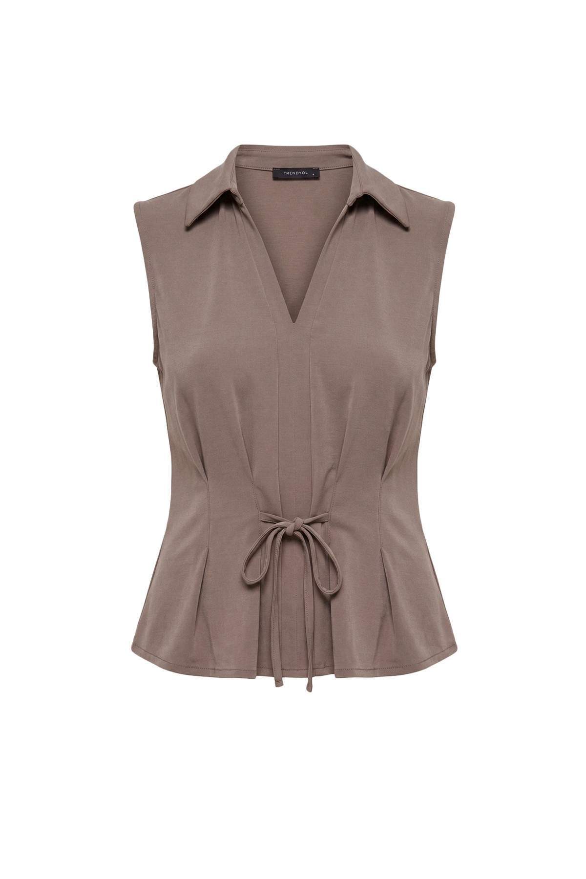 Trendyolmilla Koyu Vizon Düz Peplum Polo Yaka Kolsuz Pili Detaylı Modal Kumaş Örme Bluz TWOAW27BZ00106