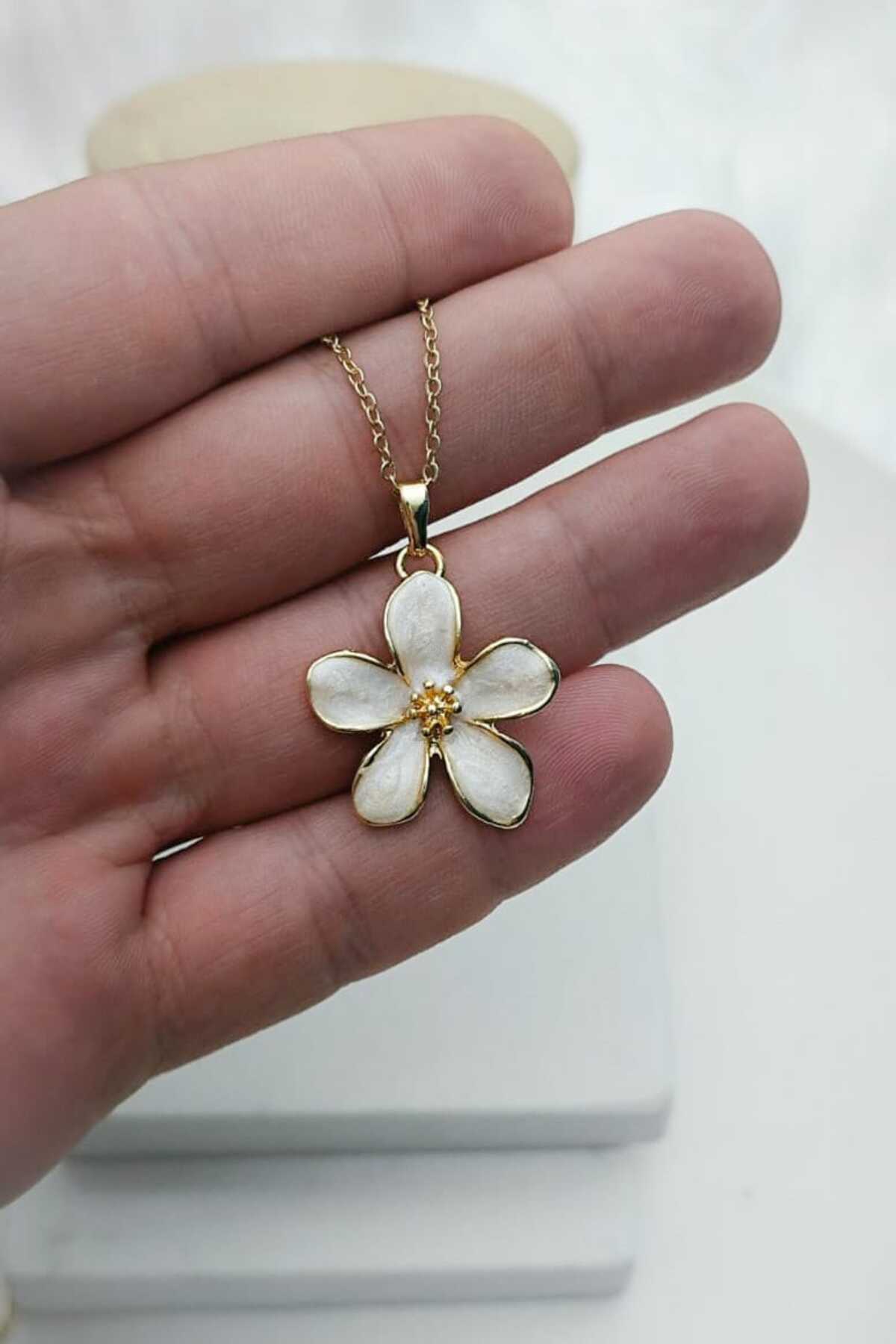 White Pearl 5 Leaf Flower Women's Necklace (45+5cm)