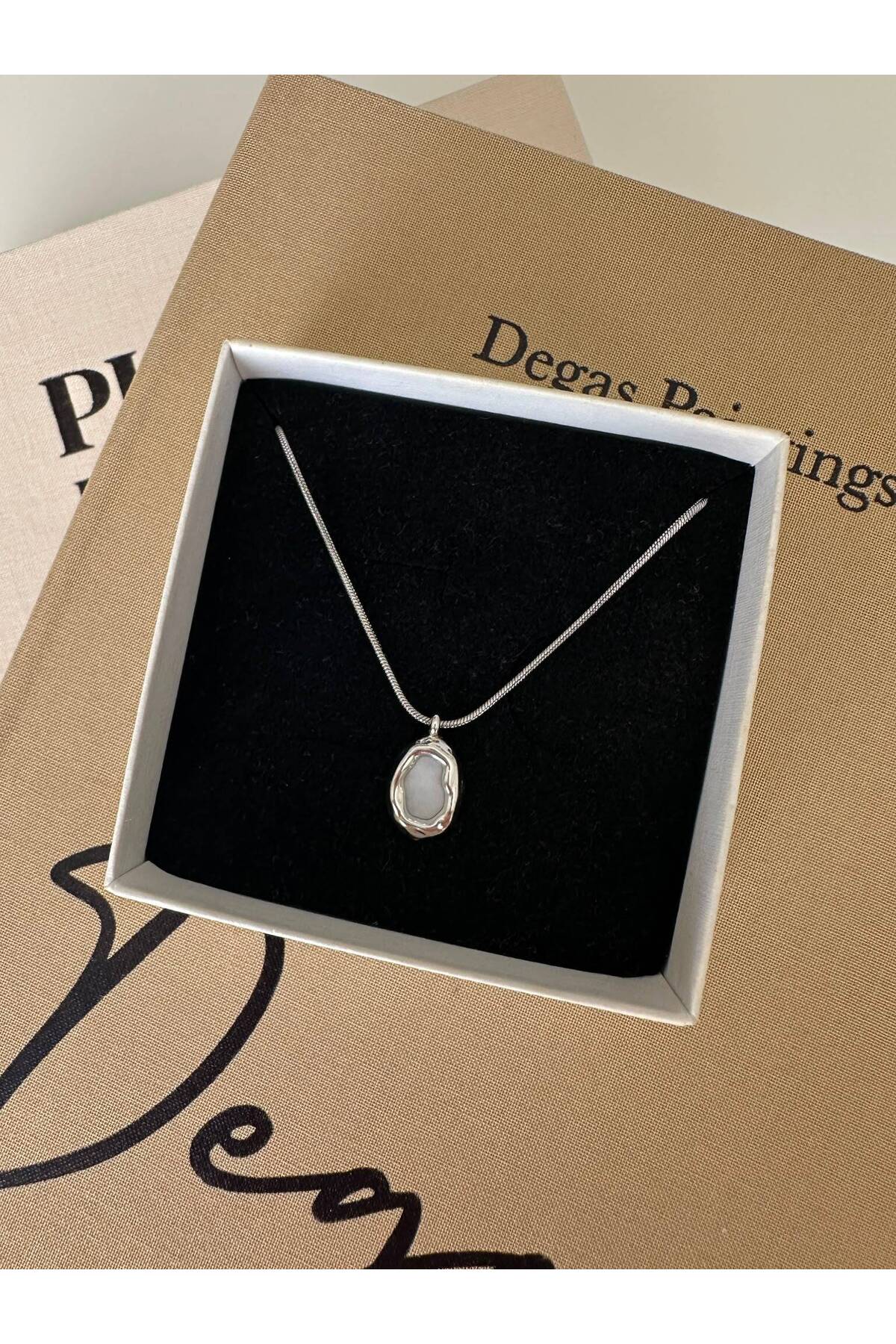 Sedefli Oval Plaka Charm Çelik Zincirli 45 cm Yazlık Gümüş Kolye - Detay Görseli 3